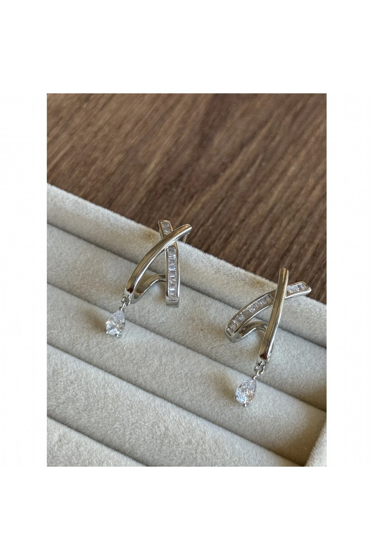 Su Damlası Kristal Zirkon ve Baget Taşlı X Model Küpe