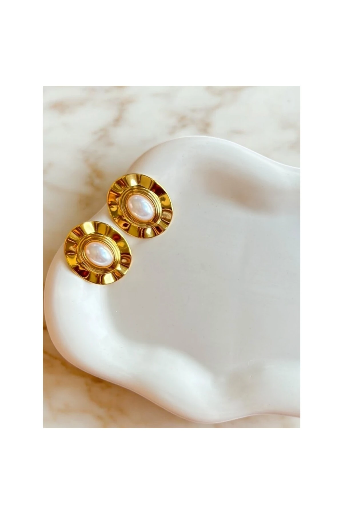 Büyük İnci Detaylı Oval Çelik Küpe