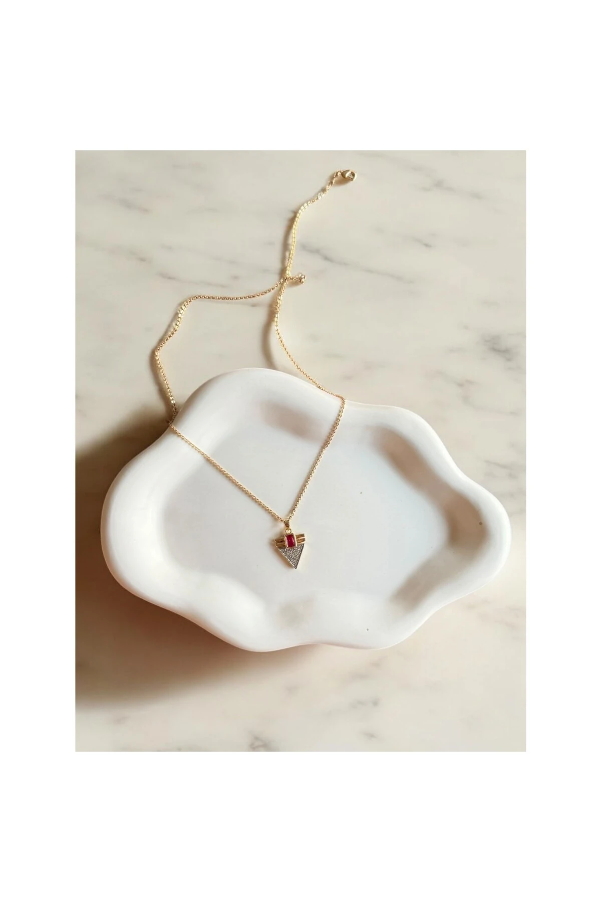 Üçgen Yakut Zirkon Taşlı Leyla Kolye