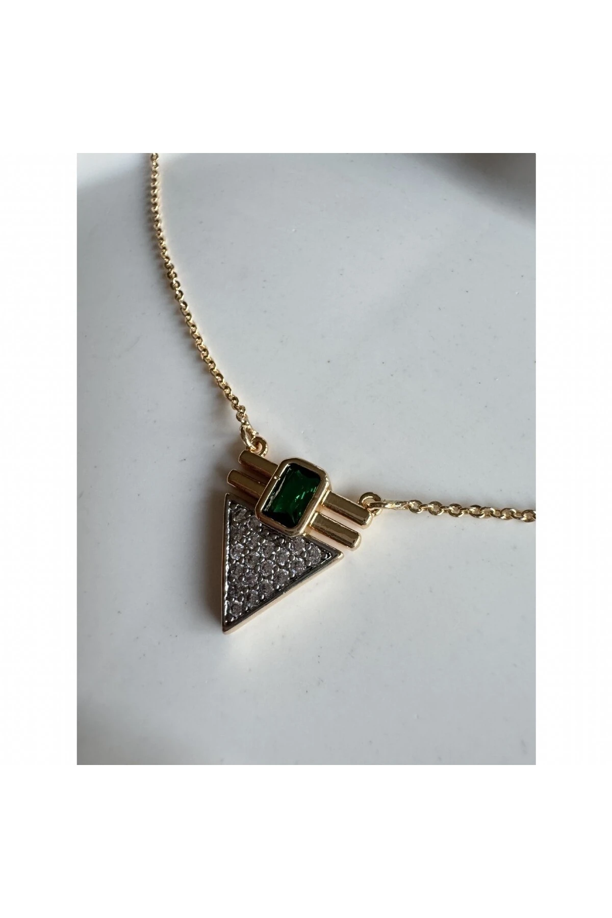 Üçgen Zümrüt Zirkon Taşlı Leyla Kolye