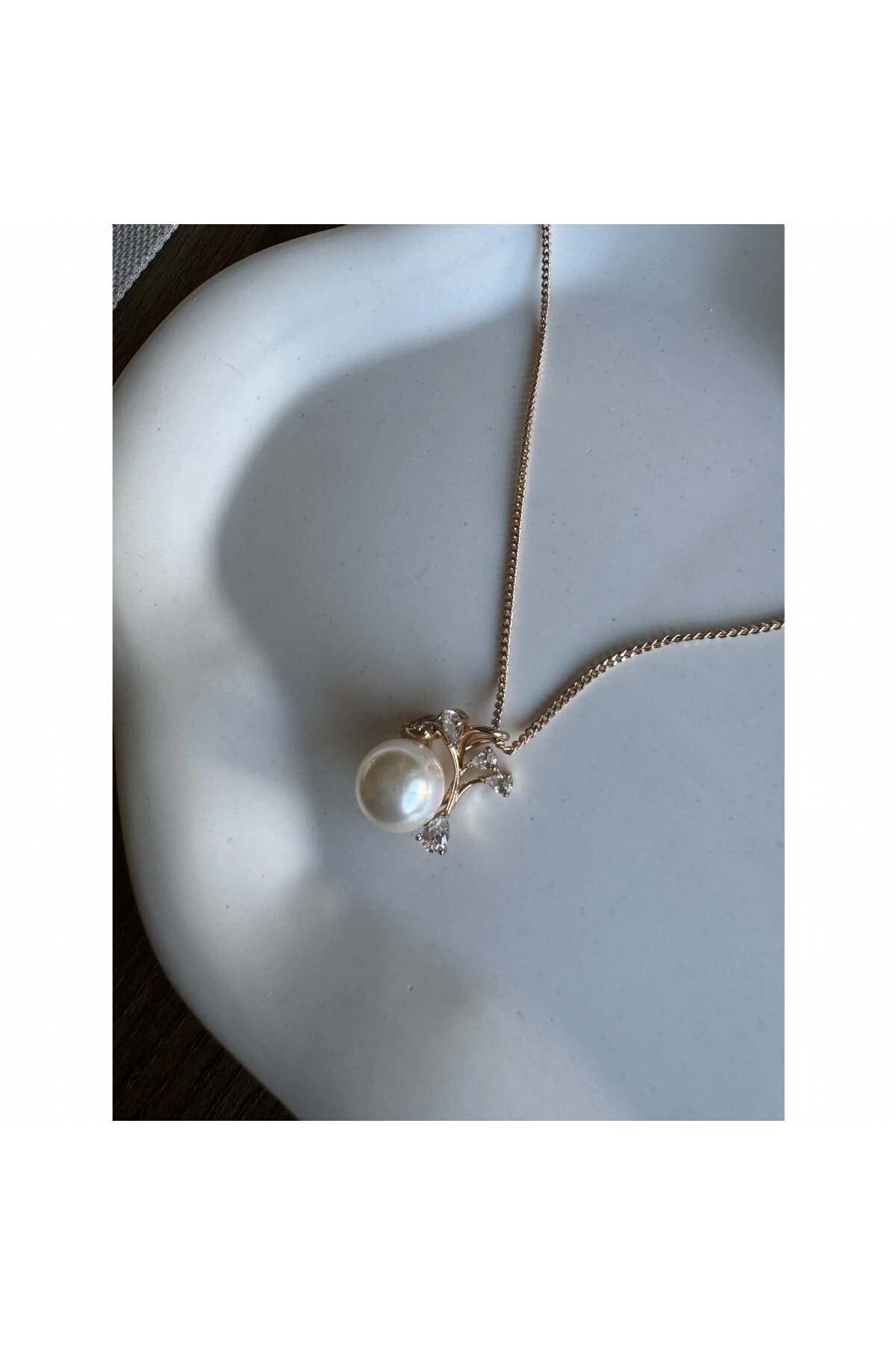 İnci ve Ağaç Dalları Detaylı Kristal ve Zirkon Taşlı Rose Kolye