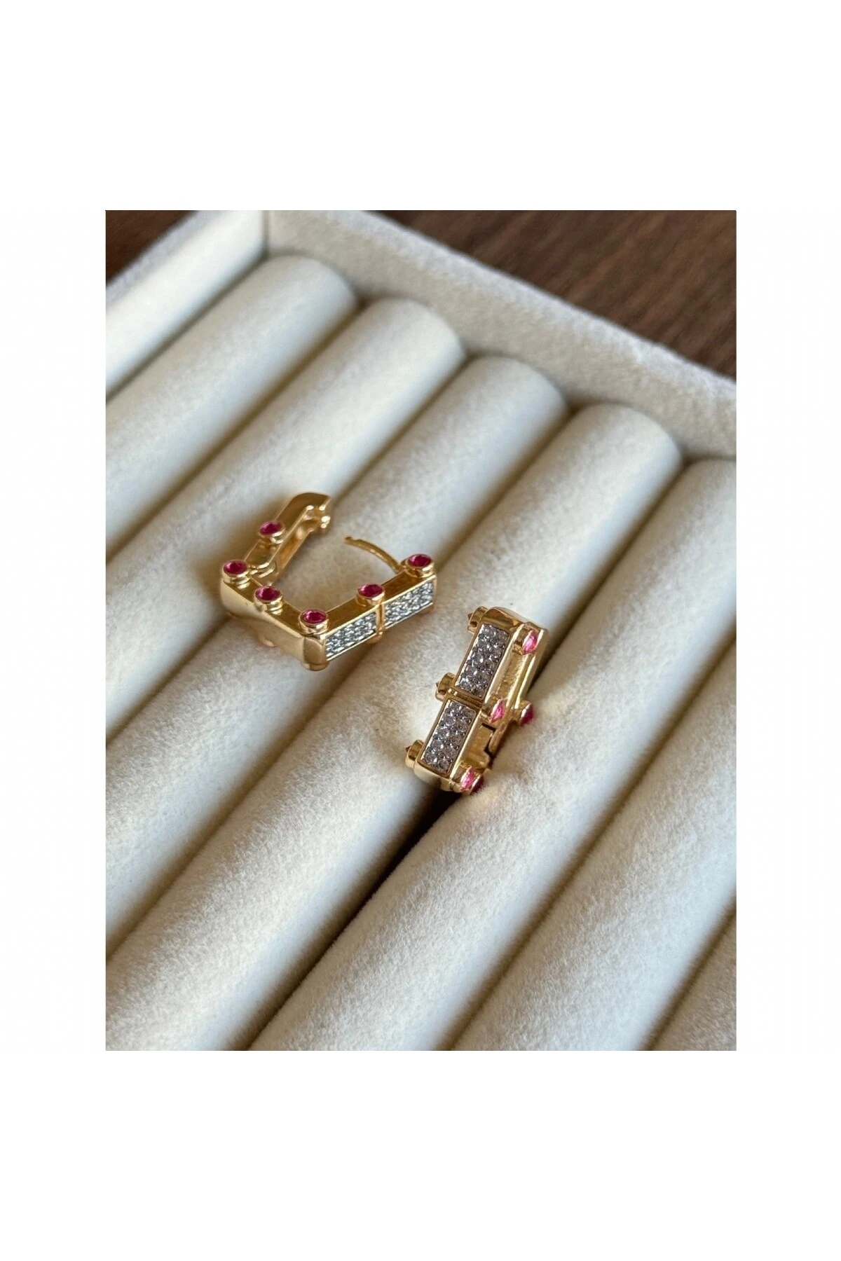 Yakut Zirkon Taşlı 3'lü Çivili Kare Küpe