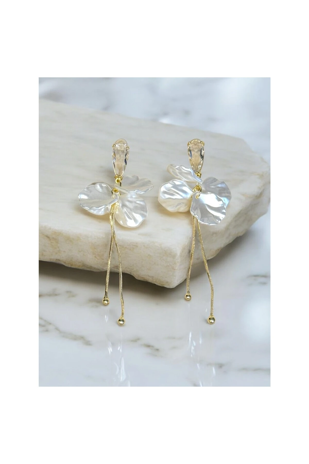 Sedef Yaprak Detaylı Zirkon Damla Taşlı Uzun Küpe (Silver)