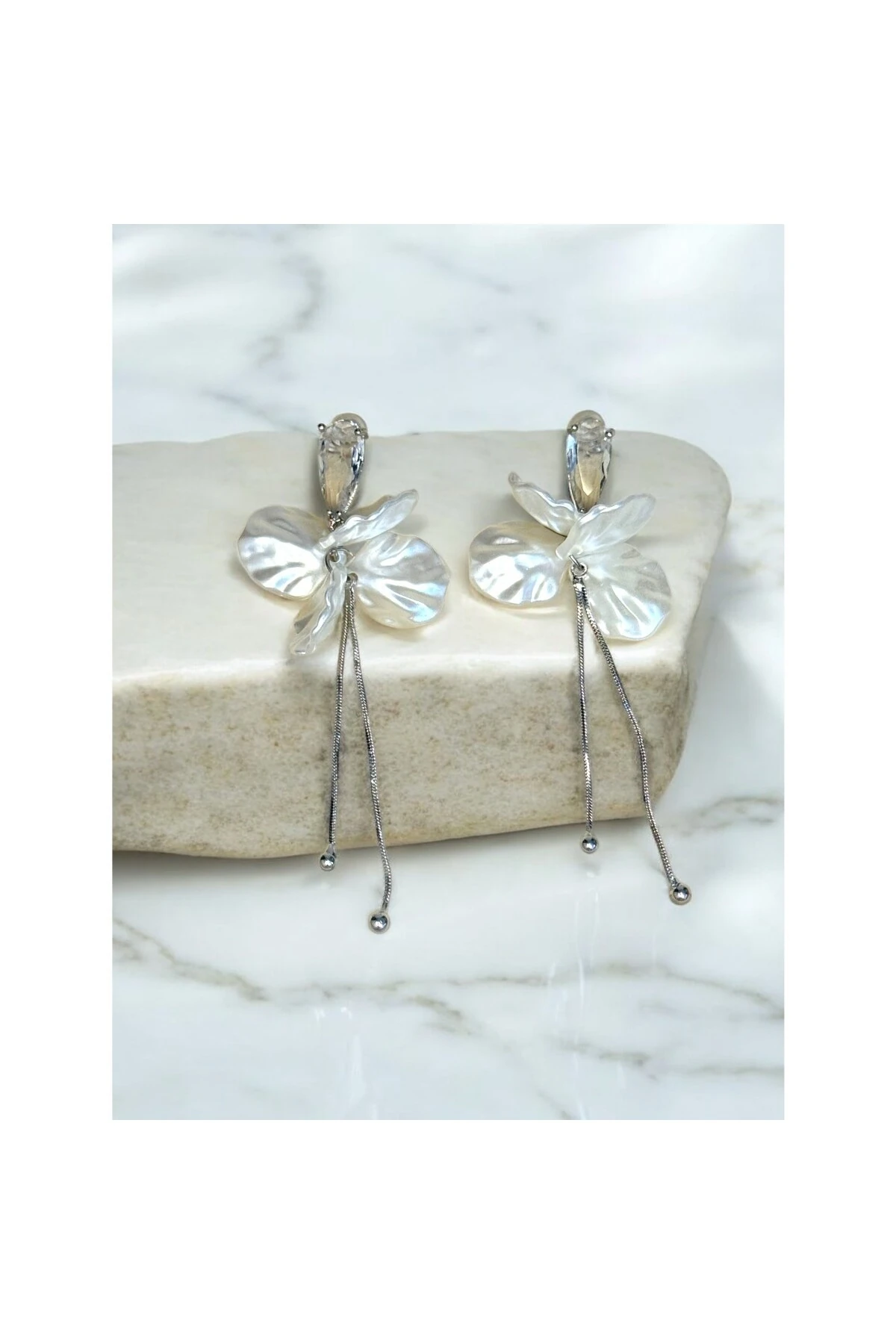 Sedef Yaprak Detaylı Zirkon Damla Taşlı Uzun Küpe (Silver)