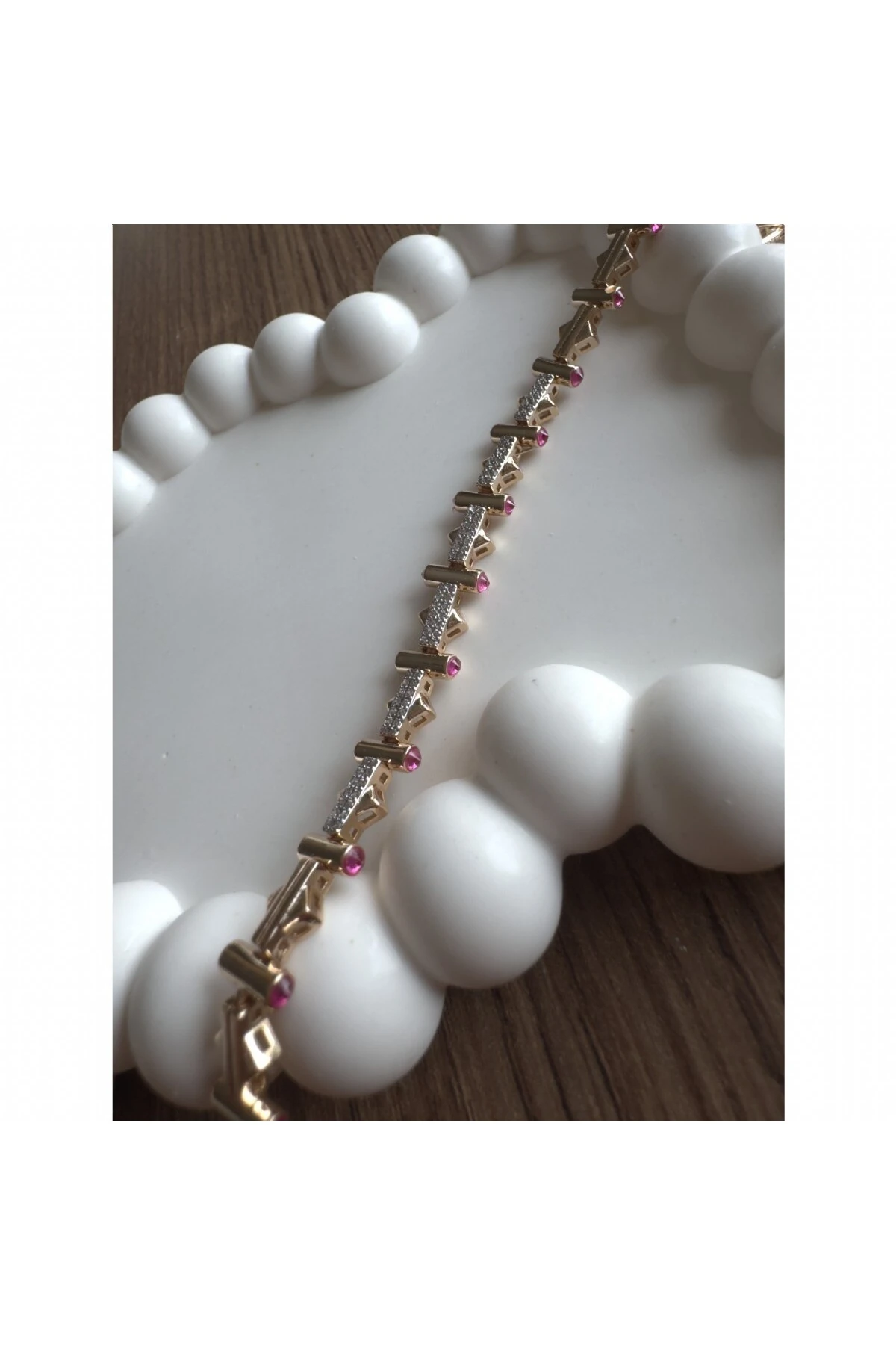 Yakut Kristal ve Baget Taşlı Sofistique M Bileklik