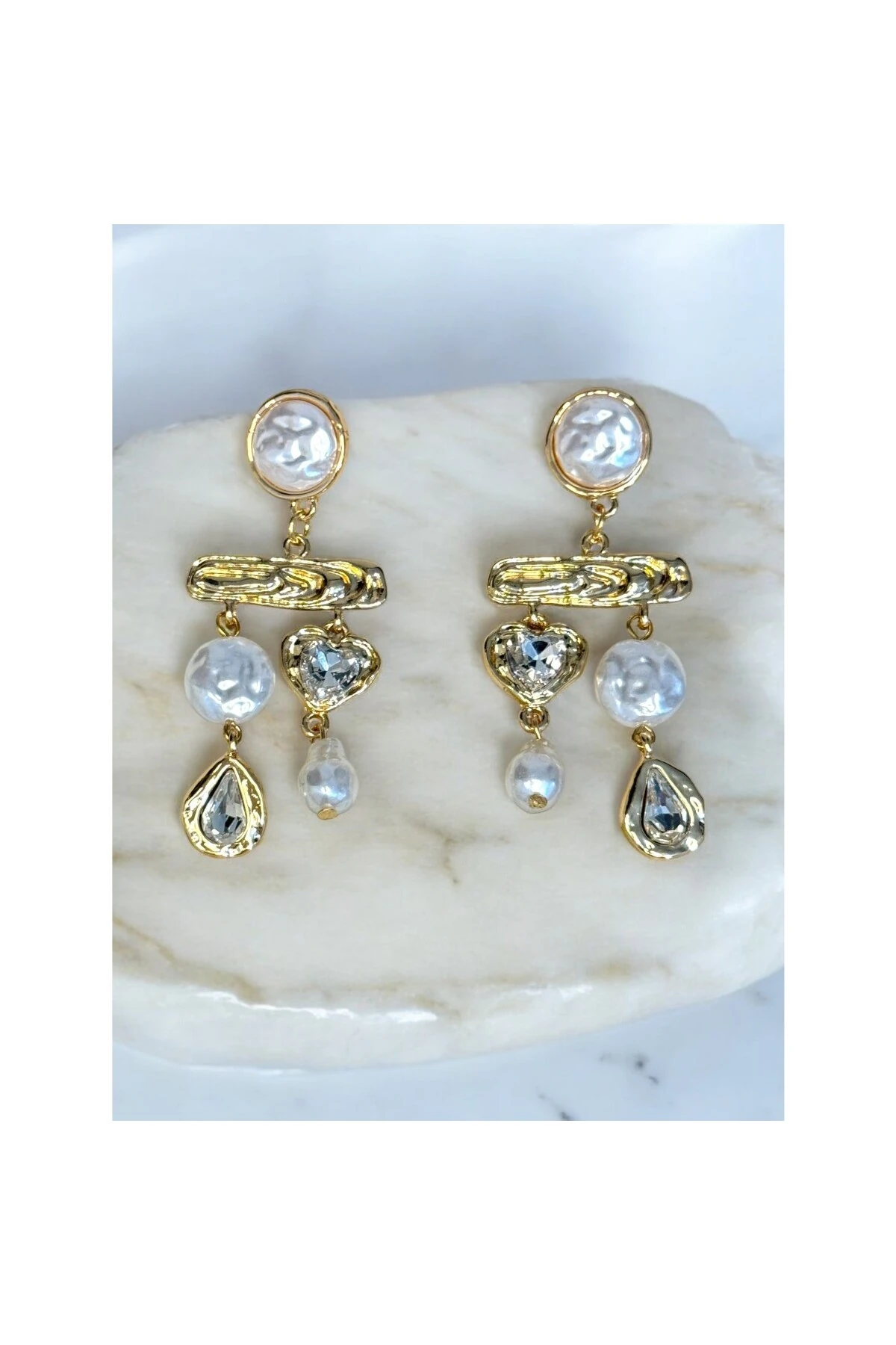 Tatlı Su İnci Detaylı Kalpli Zirkon Taşlı Uzun Küpe