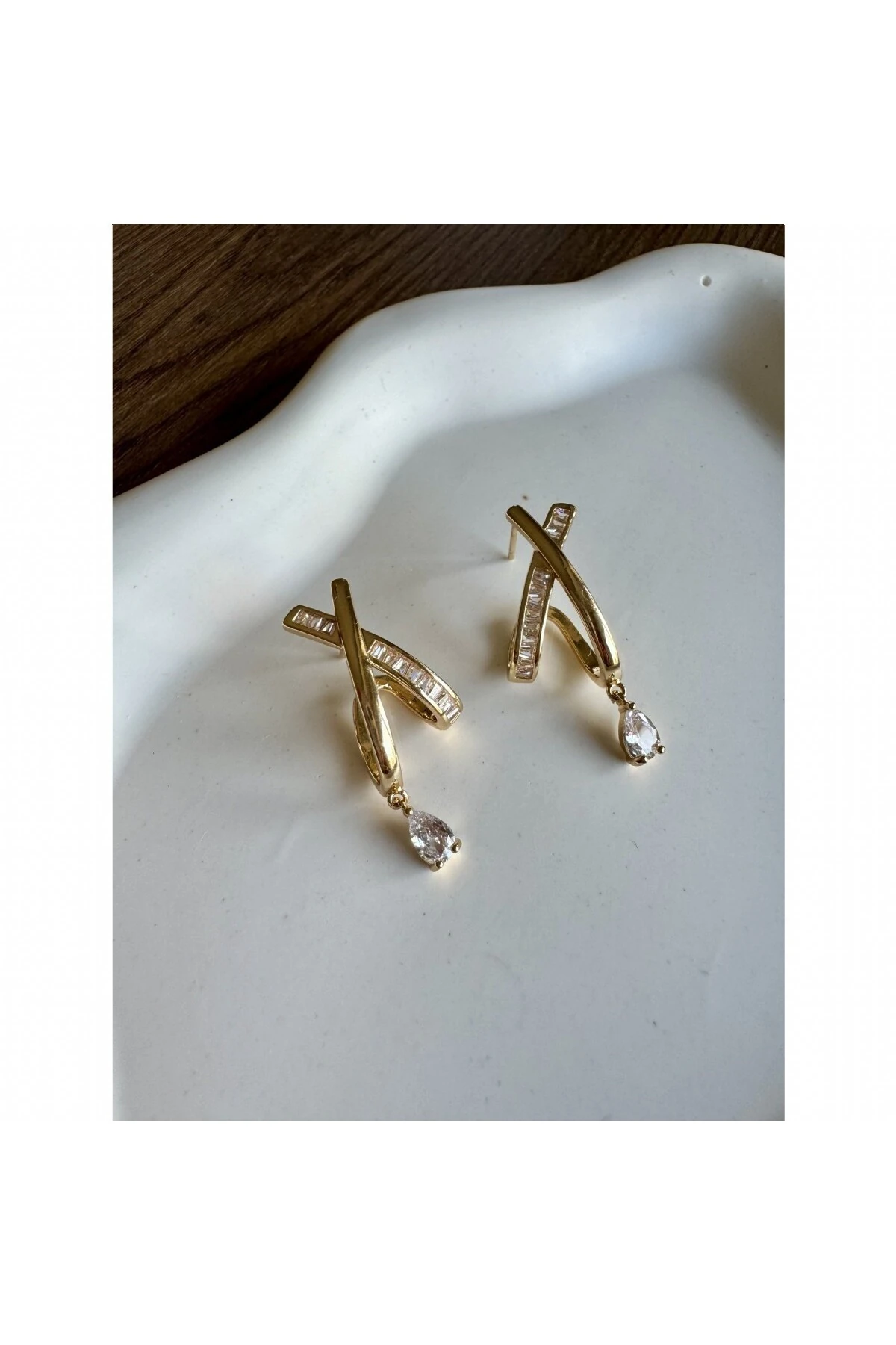 Su Damlası Kristal Zirkon ve Baget Taşlı X Model Küpe