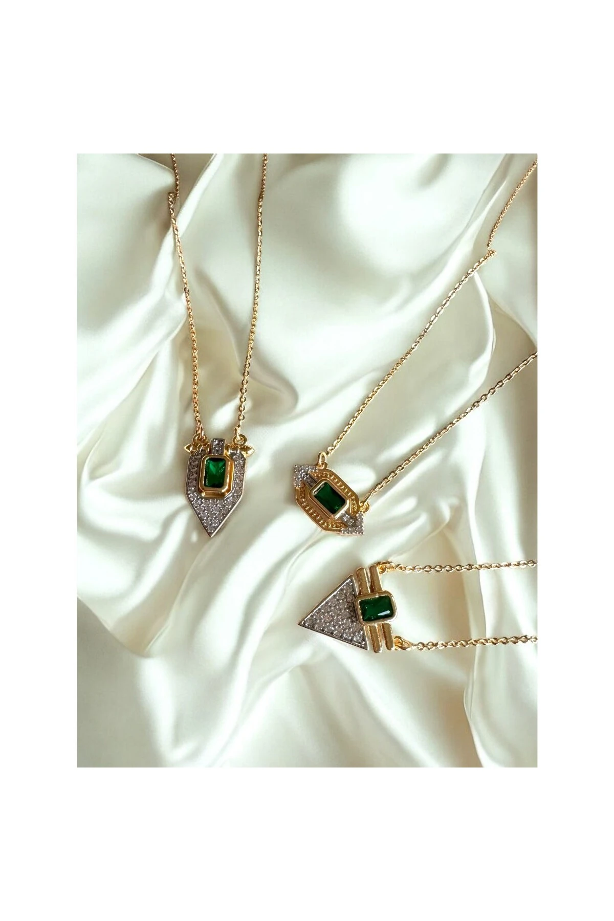 Üçgen Zümrüt Zirkon Taşlı Leyla Kolye