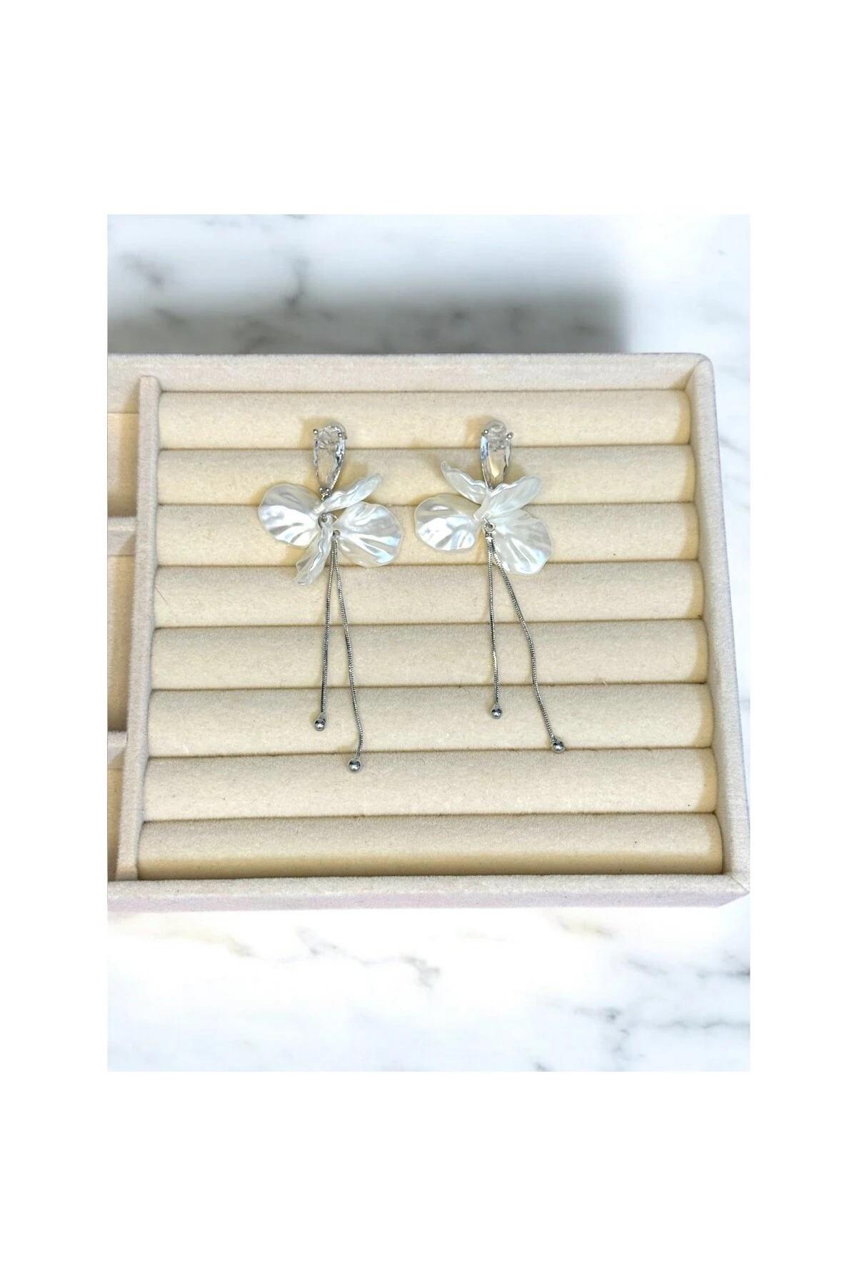 Sedef Yaprak Detaylı Zirkon Damla Taşlı Uzun Küpe (Silver)