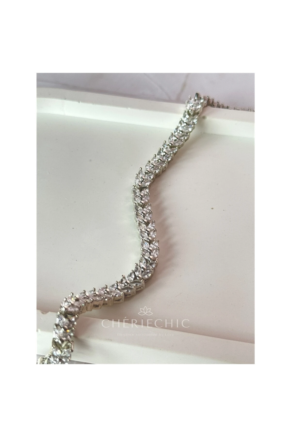 Yaprak Detaylı Full Zirkon Taş Su Yolu Bileklik