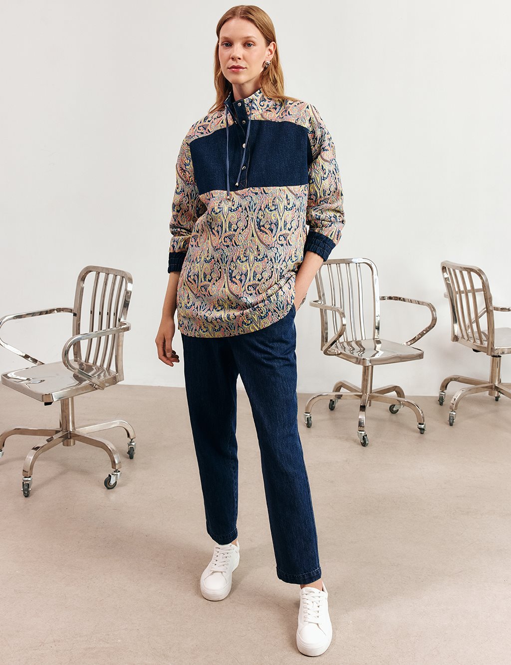 Dik Yaka Jakarlı Sweatshirt