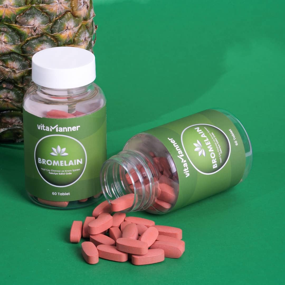 Bromelain şişeleri ve dökülmüş tabletler