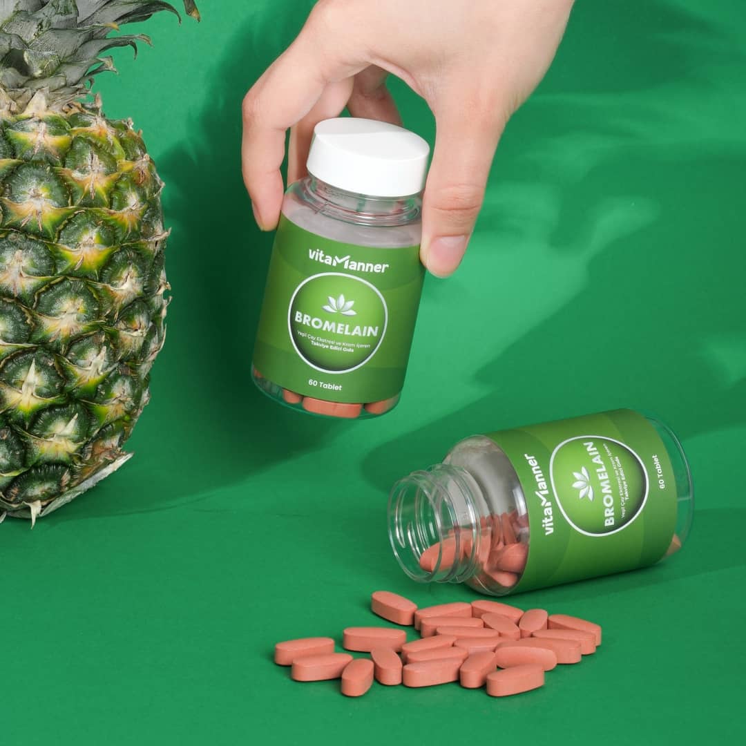 Bromelain şişesi, yeşil arka plan ve tabletler