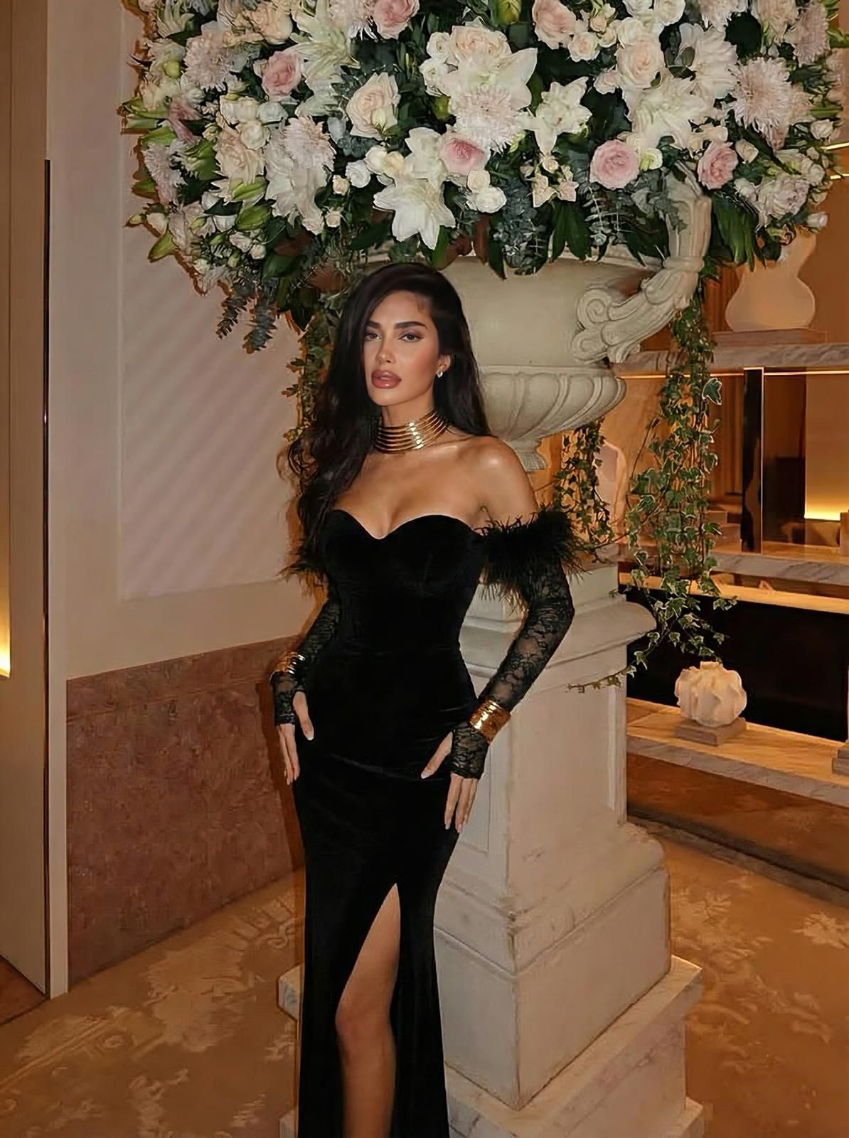 Kadife kumaş kol tüy detaylı elbise 