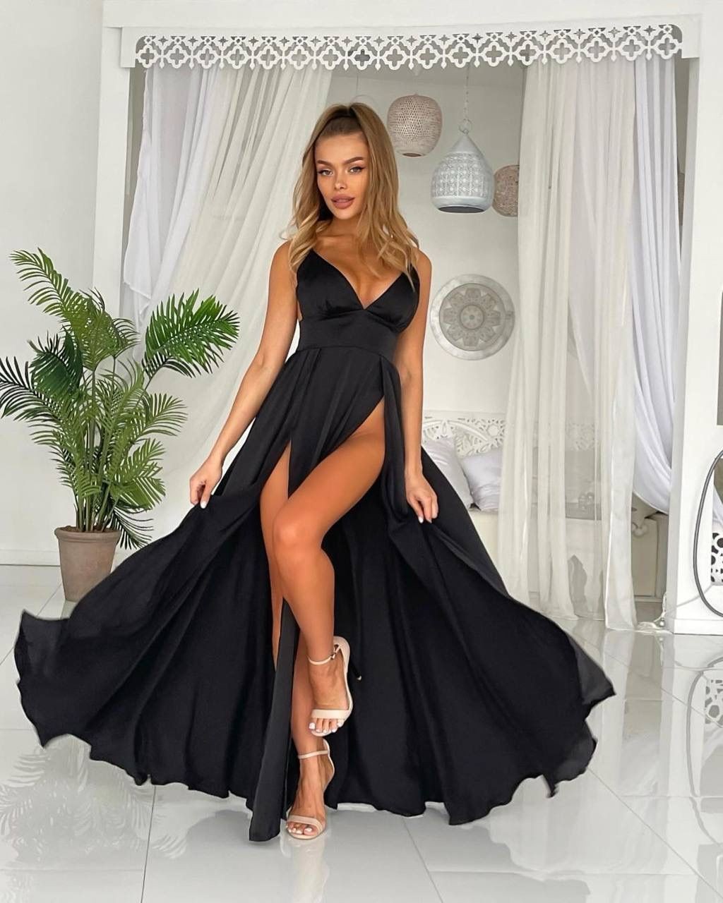 Örme saten kumaş yırtmaçlı elbise - Siyah