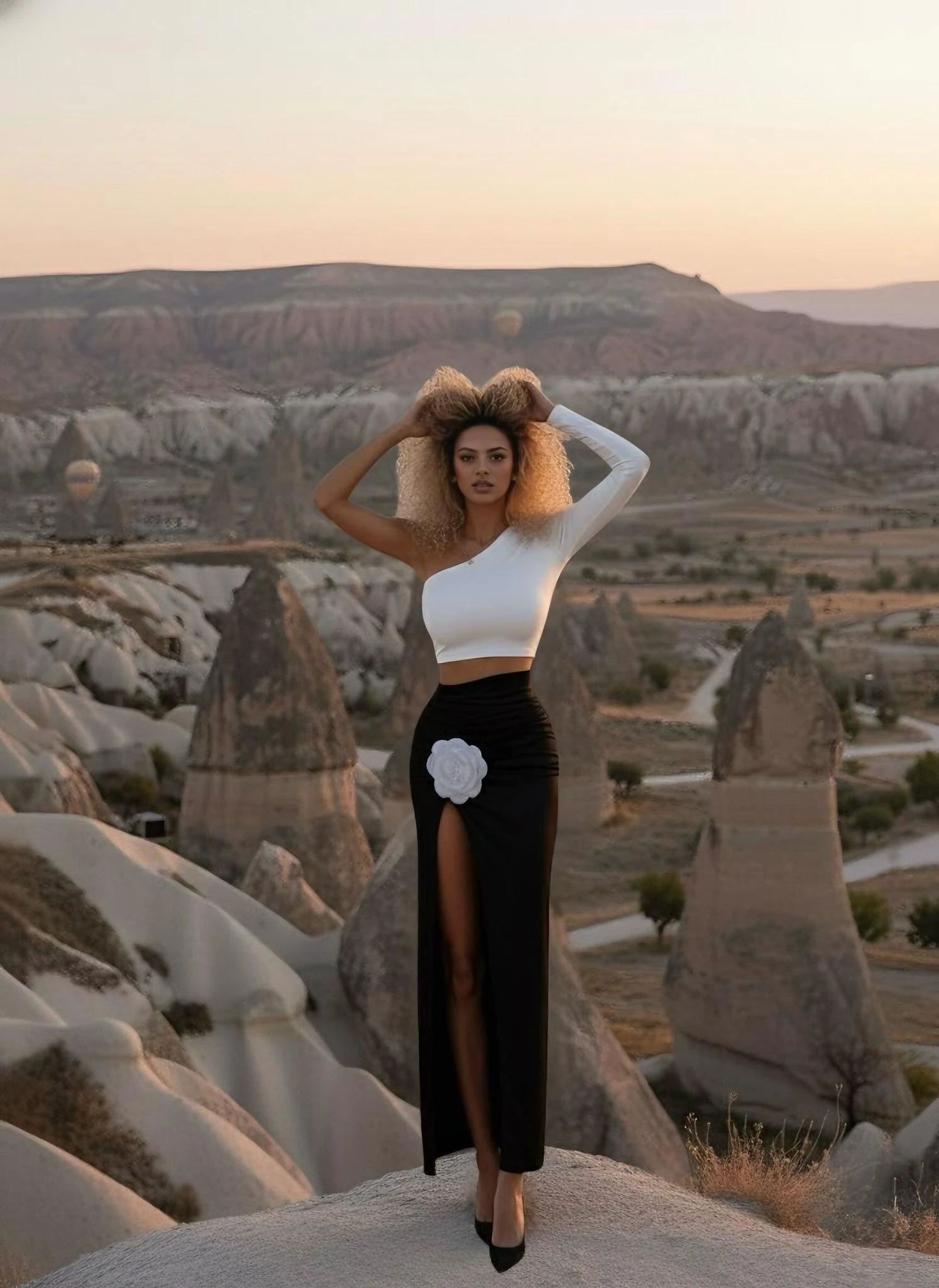 Tek omuz çift renk, çiçek aksesuarlı elbise - Beyaz