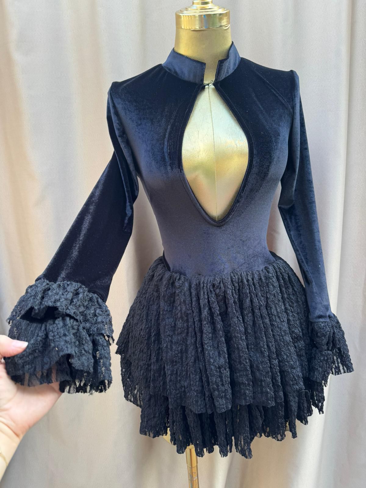 Kadife kumaş badsuit dantel fırfır detaylı mini elbise