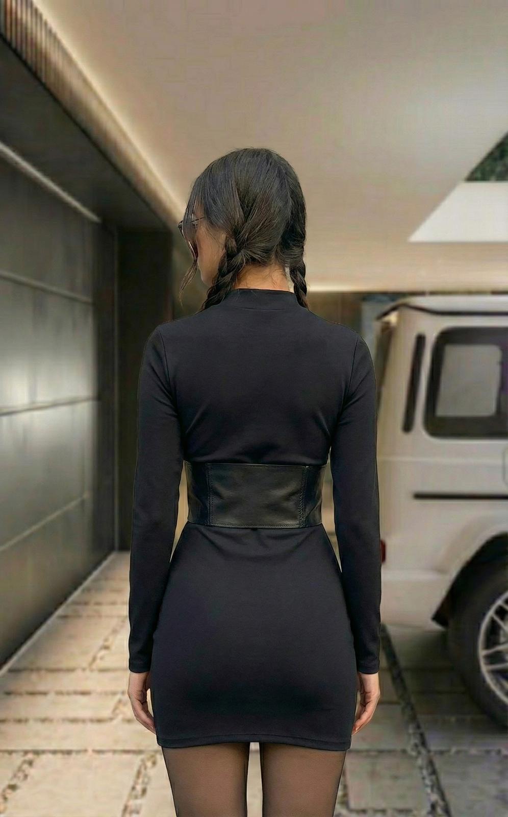 Deri korse görünümlü toparlayıcı mini elbise