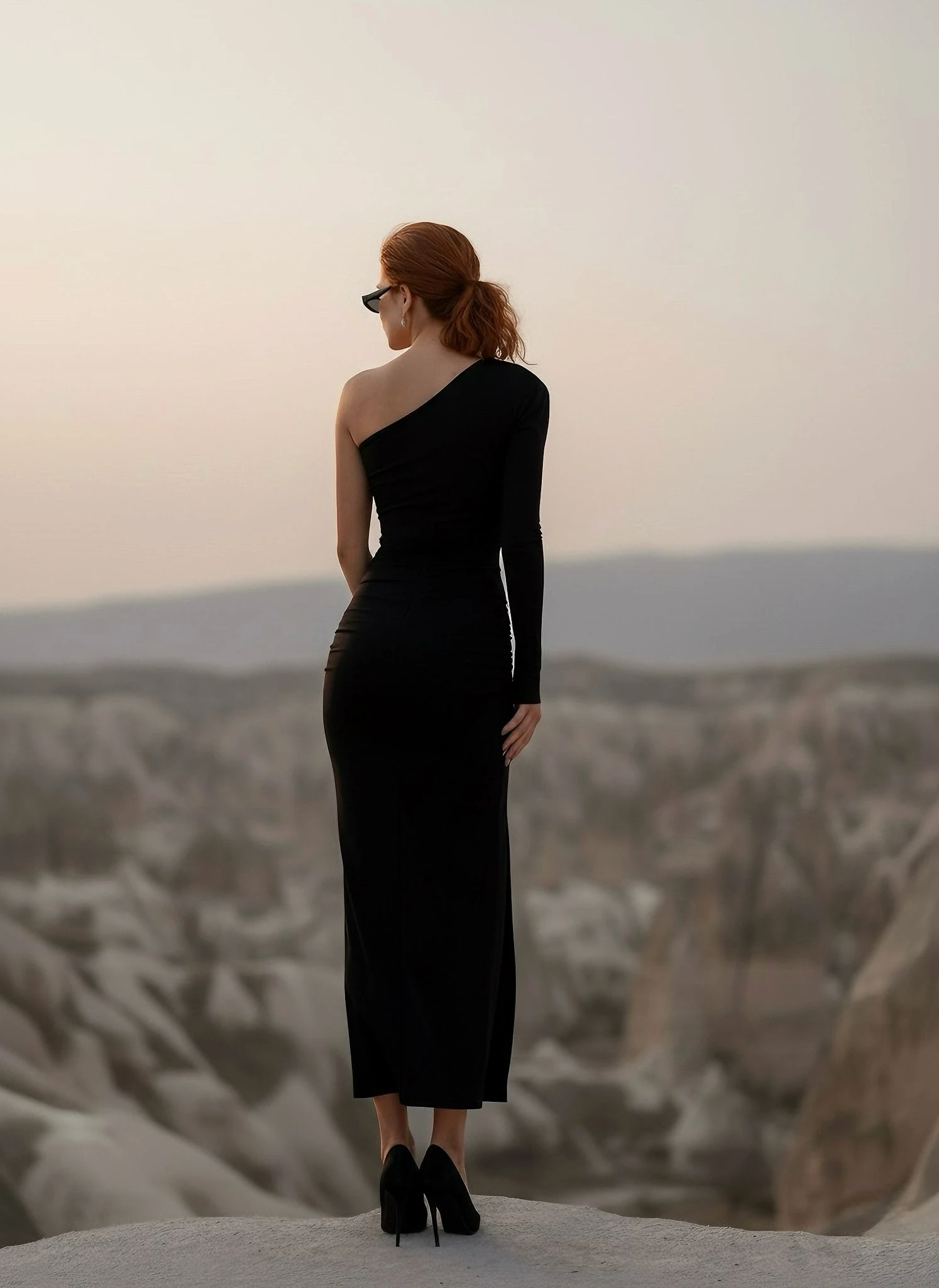 Tek omuz çift renk, çiçek aksesuarlı elbise