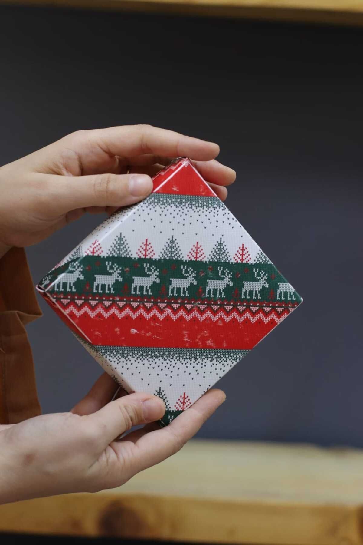 Hediye Kutusu Yılbaşı Konsept Kutu Kapaklı 12x12x2.5 Ölçü 1 Adet