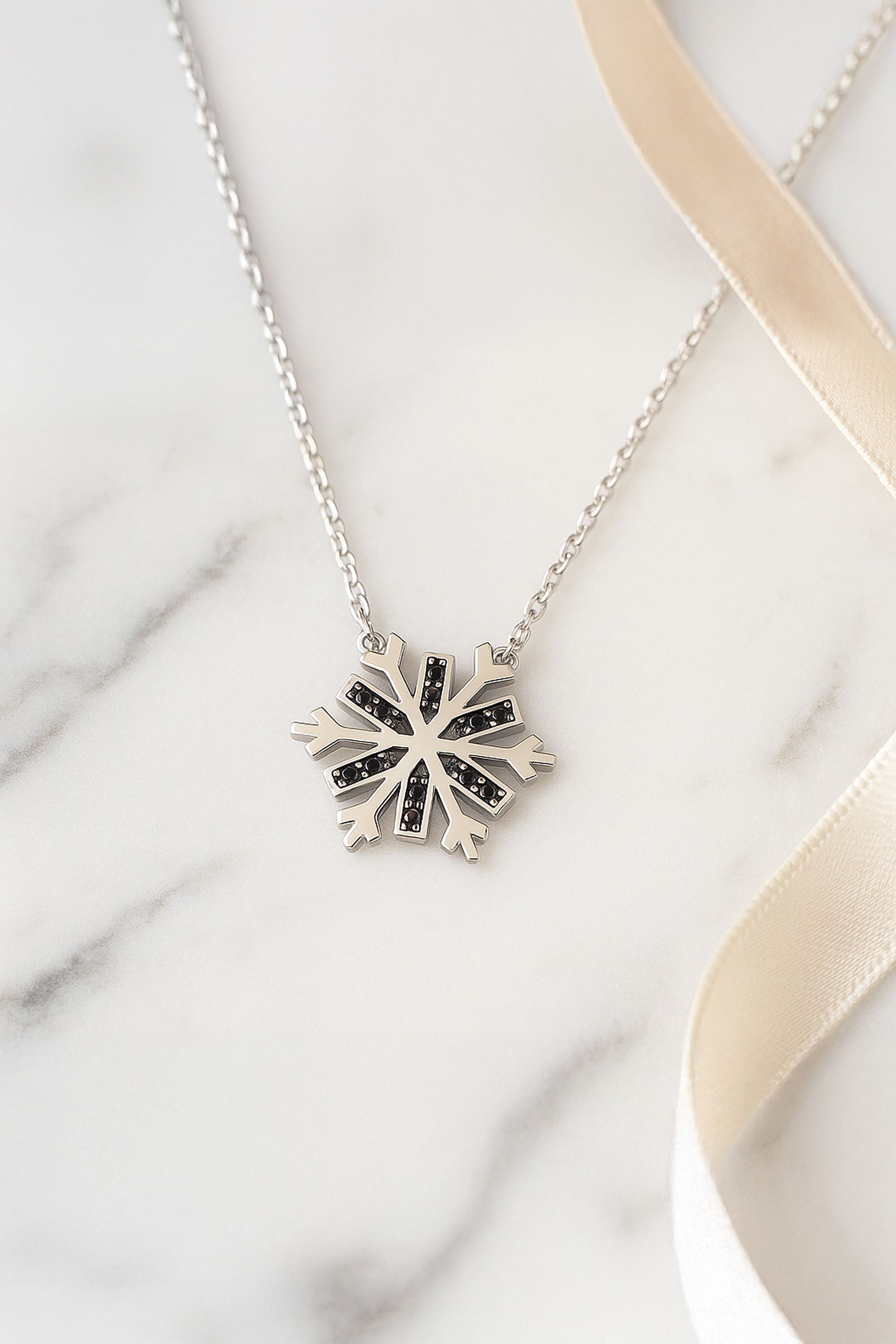 Chavin Silver Kar Tanesi Zirkon Taşlı Gümüş Kolye dy67sy
