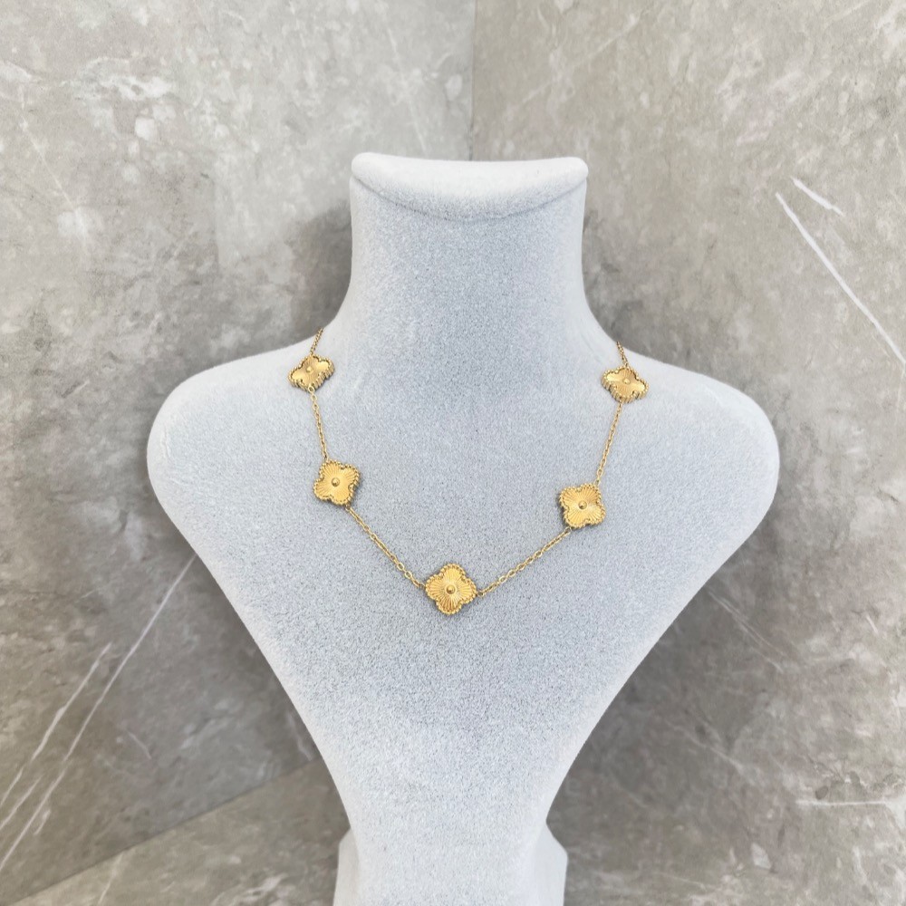 Yonca Figürlü Çelik Kolye – Gold & Silver Renk Seçenekli, Şıklığın ve Şansın Simgesi - gold