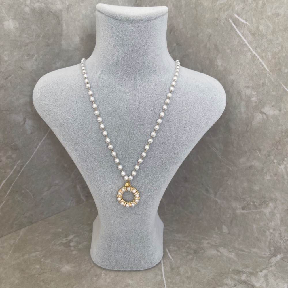 Gold Detaylı Yuvarlak İnci Kolye – Zarafet ve Işıltının Buluşması