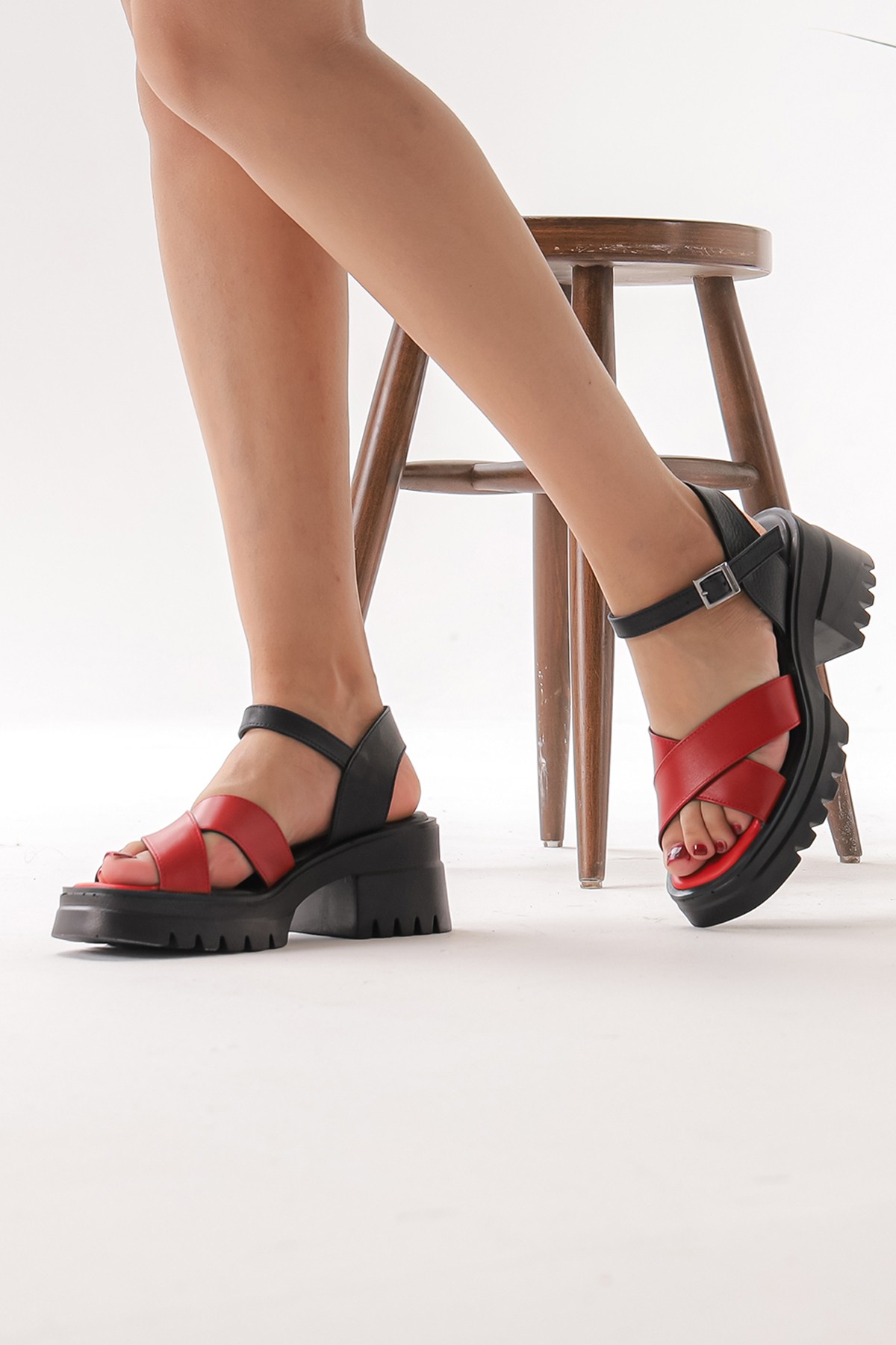 Cooliza Hakiki Deri Çapraz Bantlı Kemer Tokalı Kadın Rahat Günlük Sandalet Ayakkabı - Siyah-Kırmızı