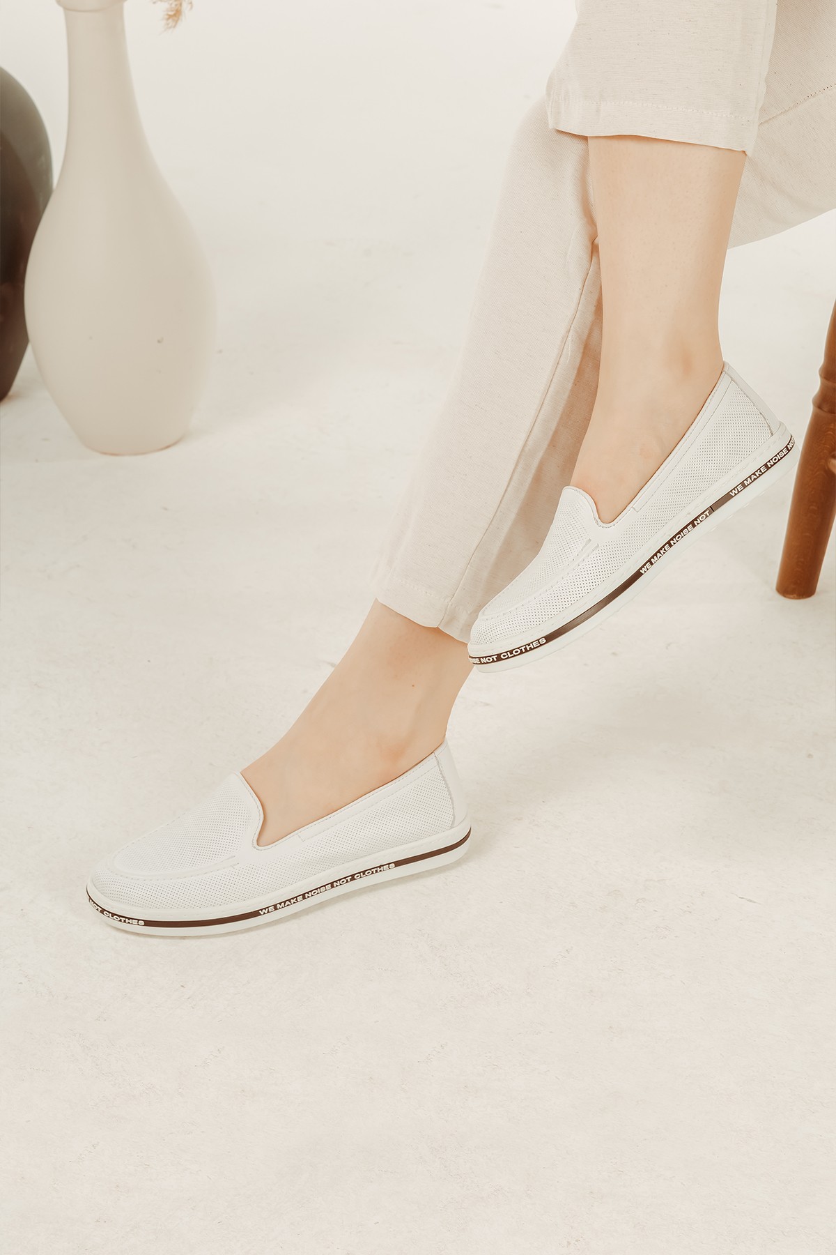 Cooliza Hakiki Deri Baskılı Tabanı Yazı Detaylı Rahat Günlük Kadın Babet Ayakkabı - Beyaz