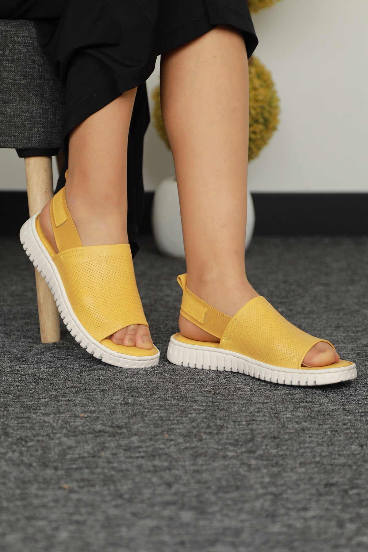 Cooliza Hakiki Deri Lastikli Rahat Kadın Günlük Sandalet - Sarı