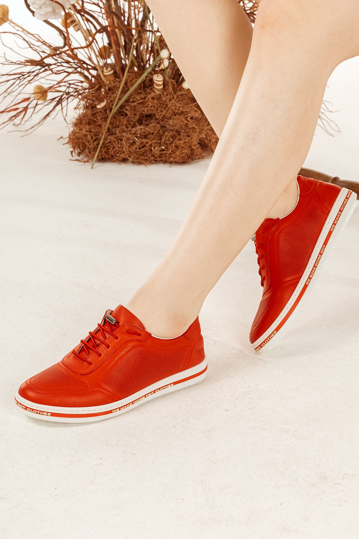 Cooliza Hakiki Deri Lastik Bağcıklı Tabanı Yazı Detaylı Rahat Kadın Günlük Casual Ayakkabı - Kırmızı