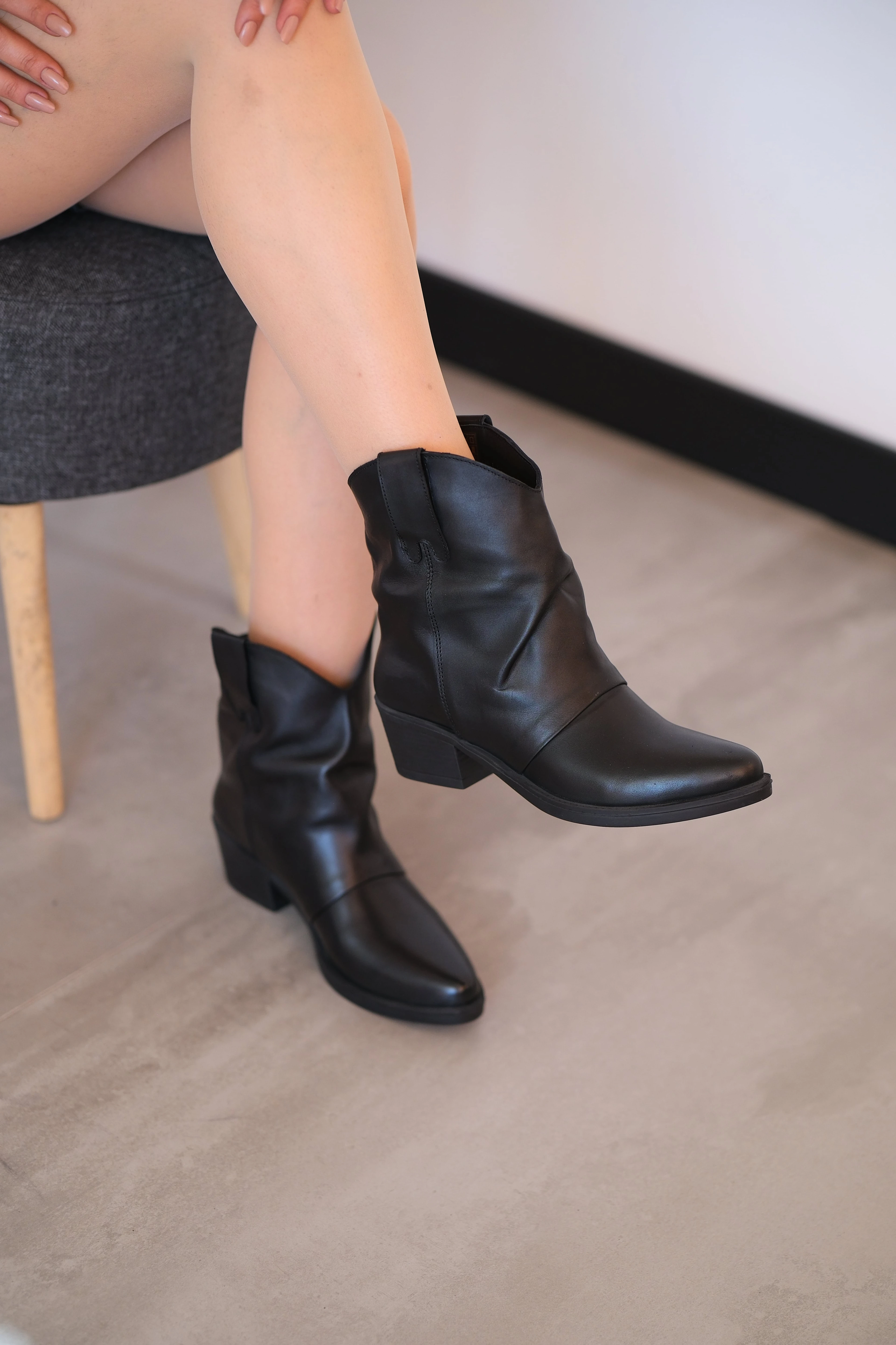 Cooliza 202535 Hakiki Deri Dikiş Detaylı Sivri Burunlu Bol Kovboy Bot