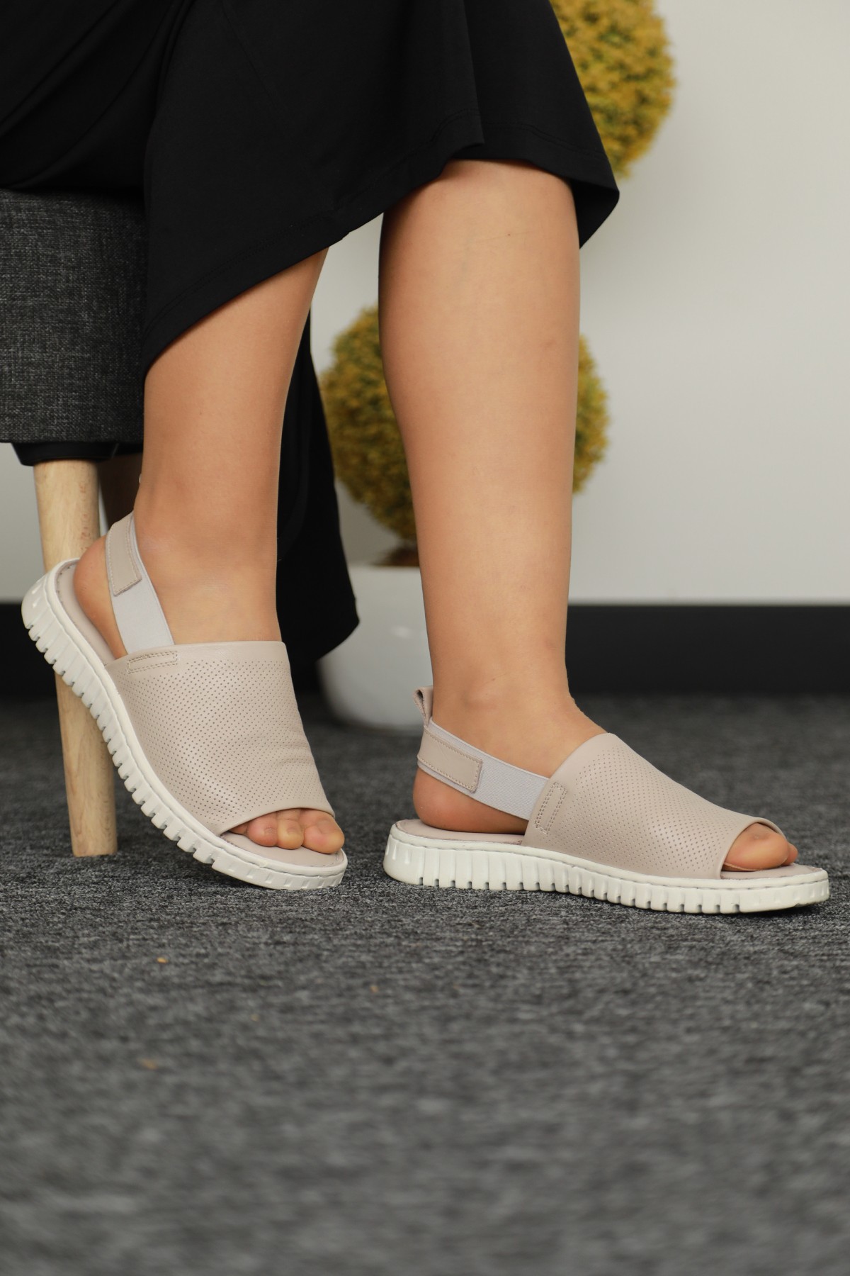 Cooliza Hakiki Deri Lastikli Rahat Kadın Günlük Sandalet - Bej