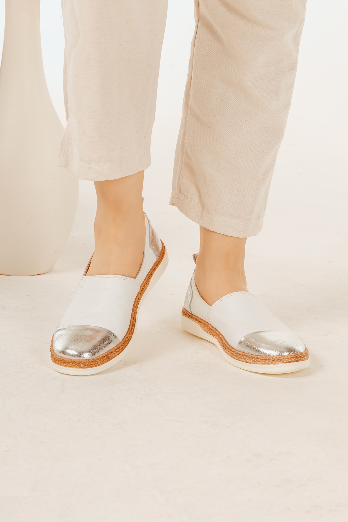 Cooliza Hakiki Deri Lastikli Renkli Rahat Kadın Günlük Casual Babet Ayakkabı - Beyaz-Gümüş