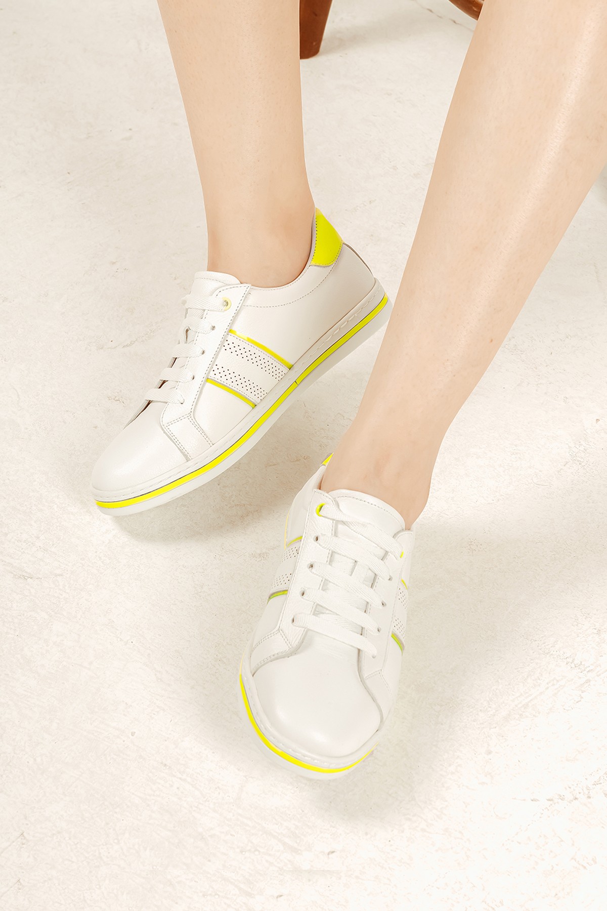 Cooliza Hakiki Deri Bağcıklı Renkli Rahat Kadın Günlük Yürüyüş Spor Ayakkabı - Beyaz-Neon Sarı