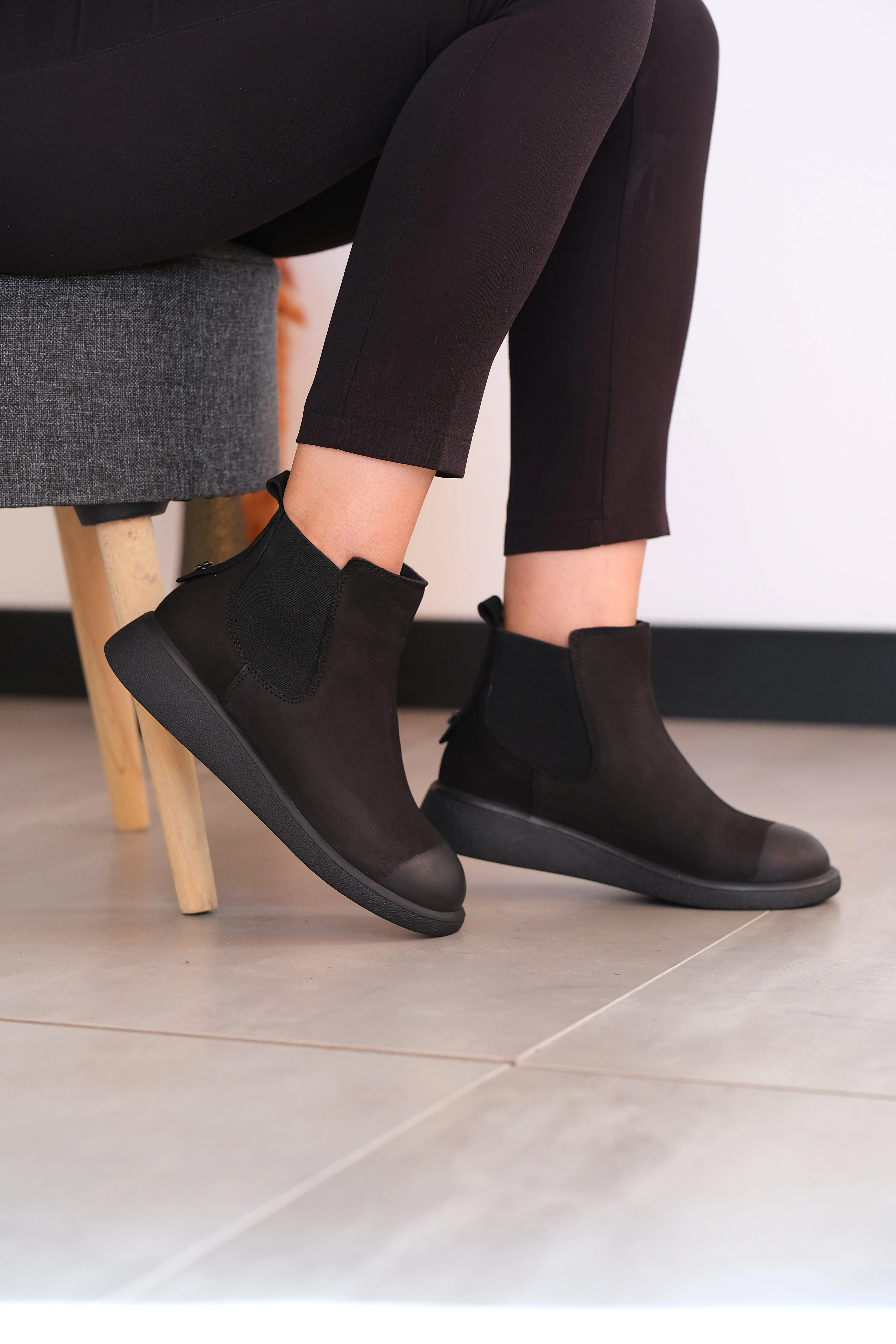 Cooliza 258501 Hakiki Deri Termo Taban Günlük Rahat Kadın Kalın Tabanlı Bot Ayakkabı - Nubuk Siyah