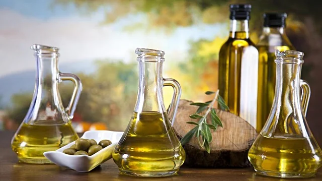 Zeytinyağının saf madde olmaması, kalitesiz olduğu anlamına gelmez. Zeytinyağının kalitesi, içeriğindeki bileşenlerin oranları ve saflığına bağlıdır. Yüksek kaliteli zeytinyağları, doğal ve kimyasal işlem görmemiş olanlardır. Zeytinyağının kalitesini belirleyen bazı faktörler şunlardır: