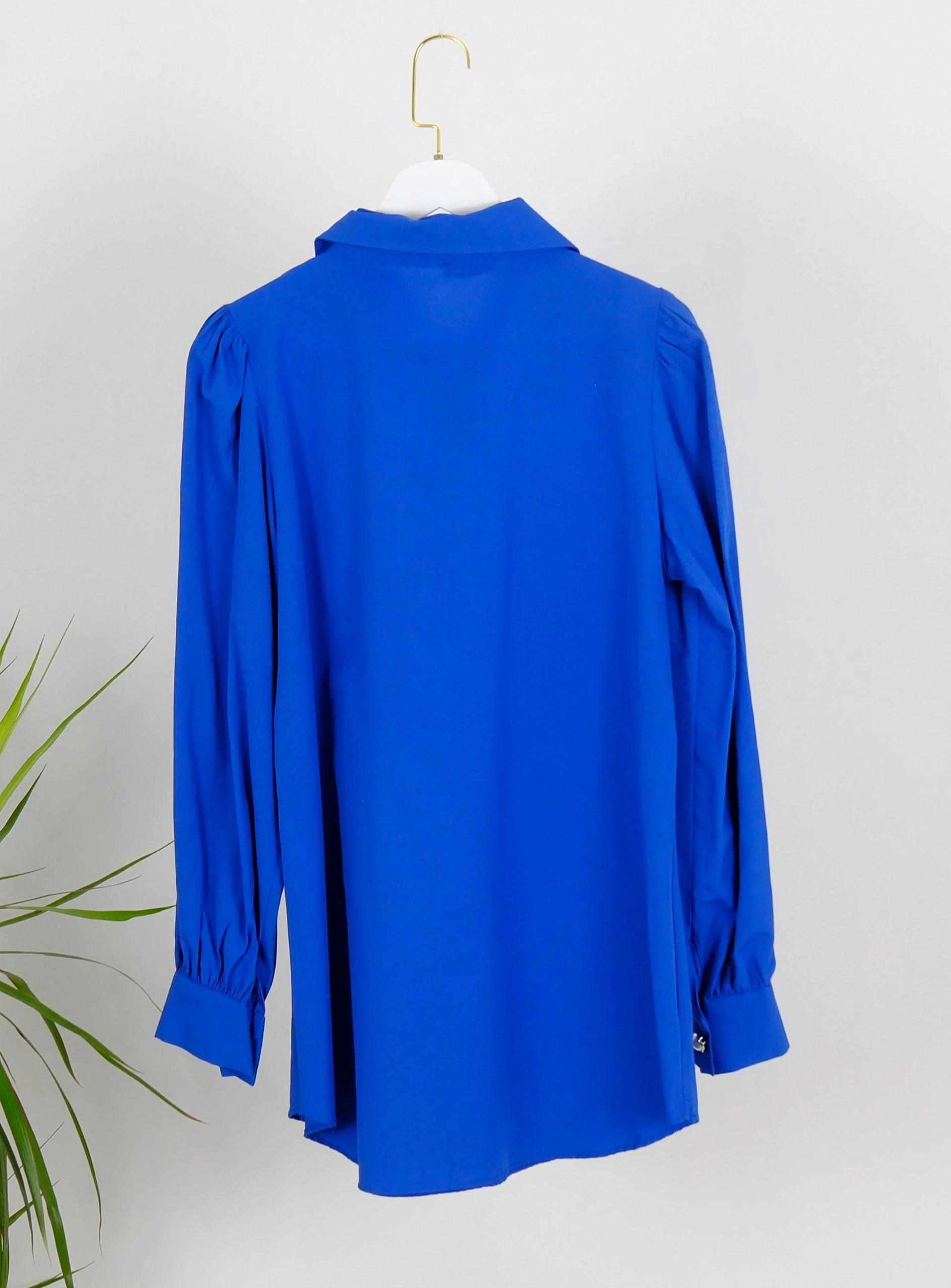 GENİŞ YAKA İNCİ DÜĞMELİ GÖMLEK 