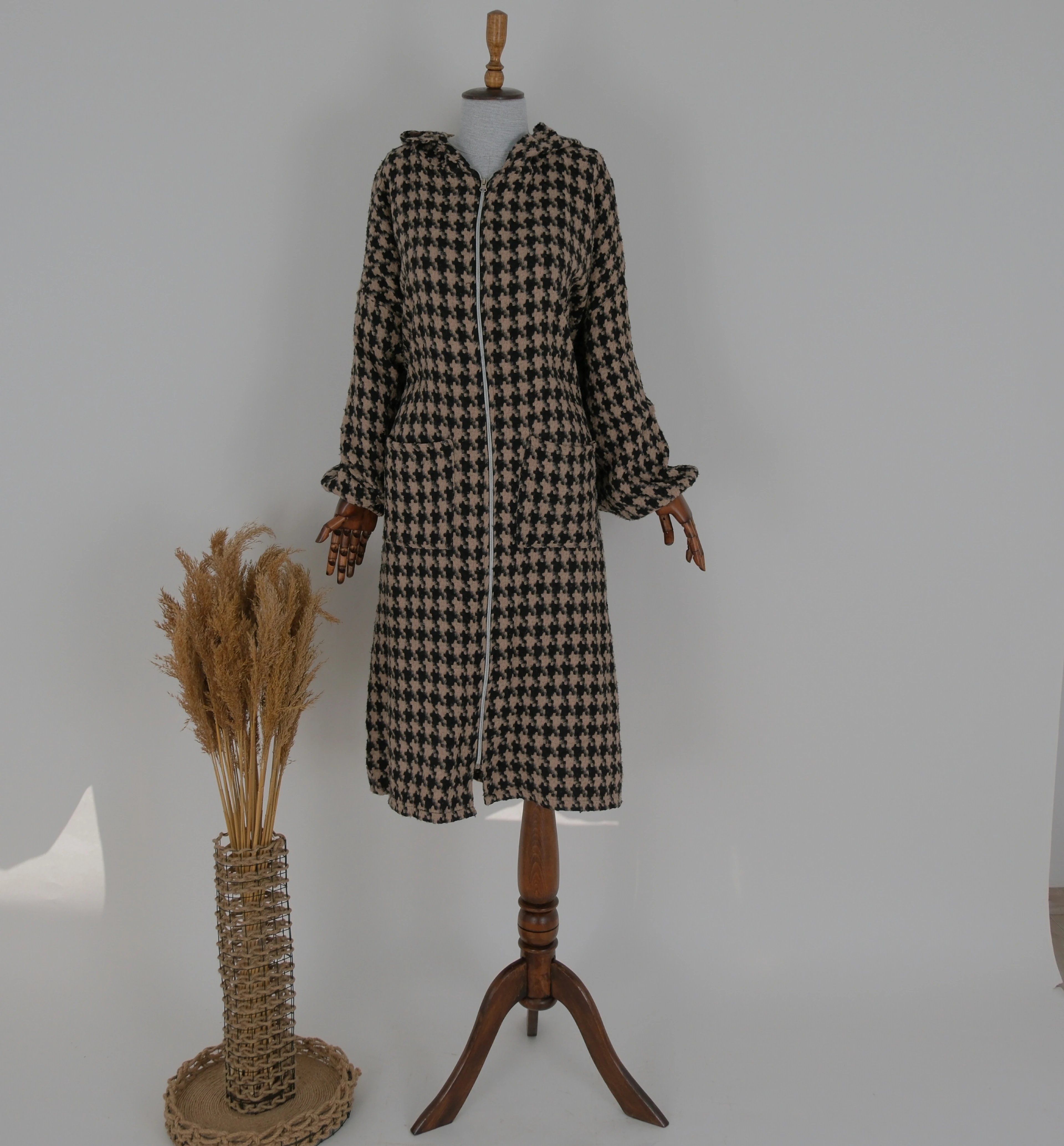 KAPÜŞONLU KAZAYAĞI DESENLİ UZUN HIRKA  - Taş