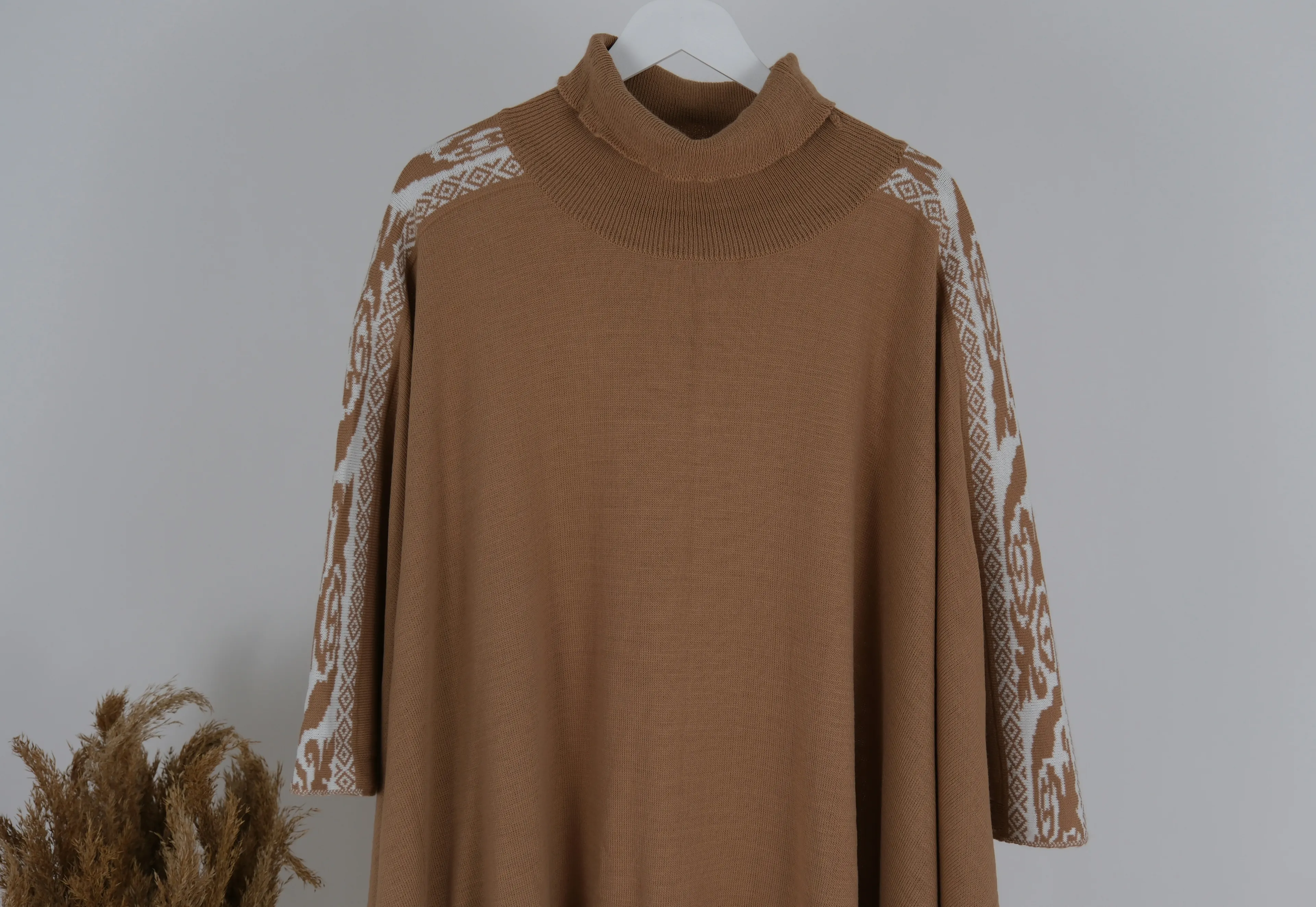 DESENLİ KOL DETAYLI TRİKO PANÇO 