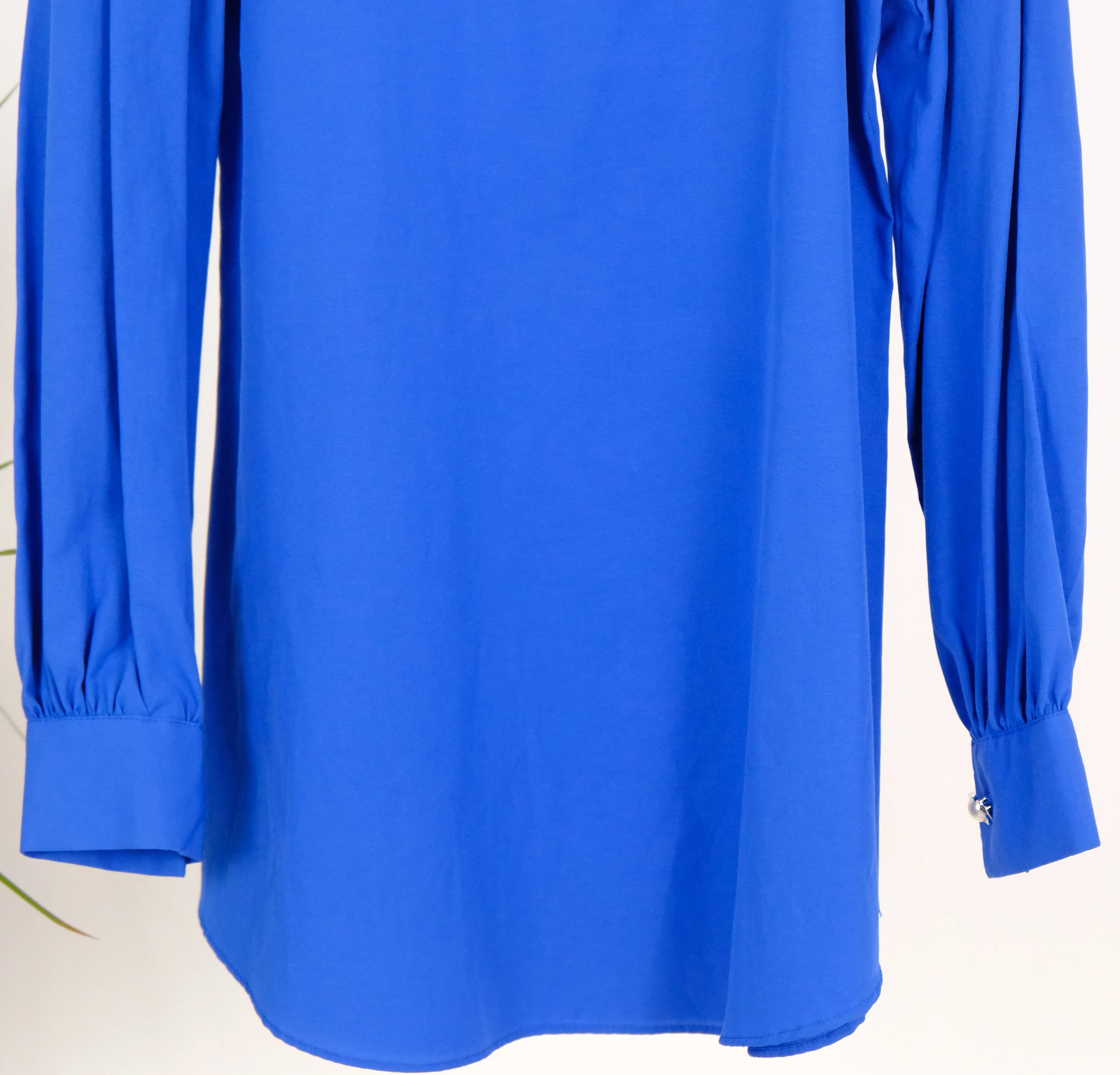 GENİŞ YAKA İNCİ DÜĞMELİ GÖMLEK 