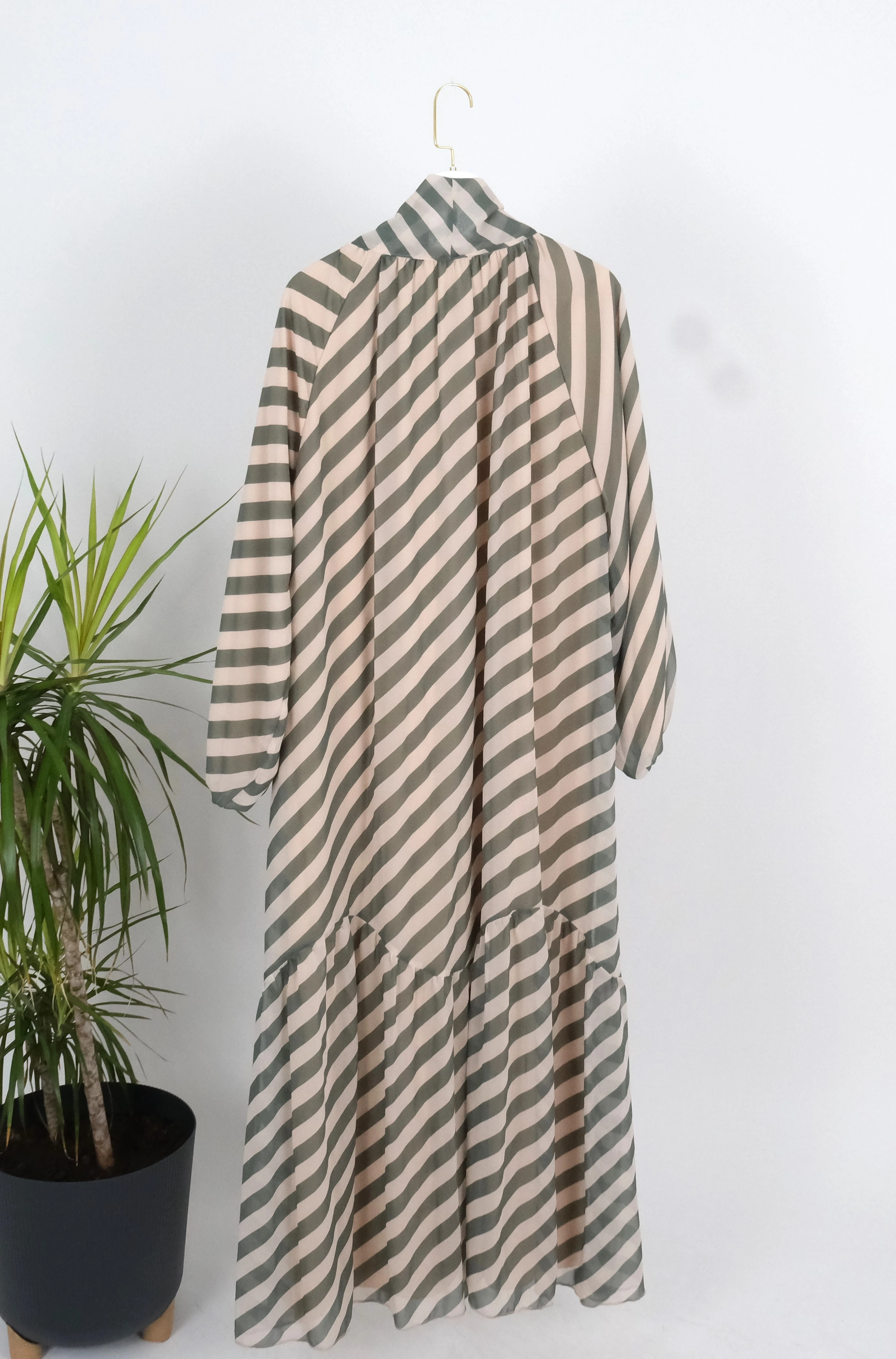 ÇİZGİLİ FULAR DETAYLI ŞİFON ELBİSE