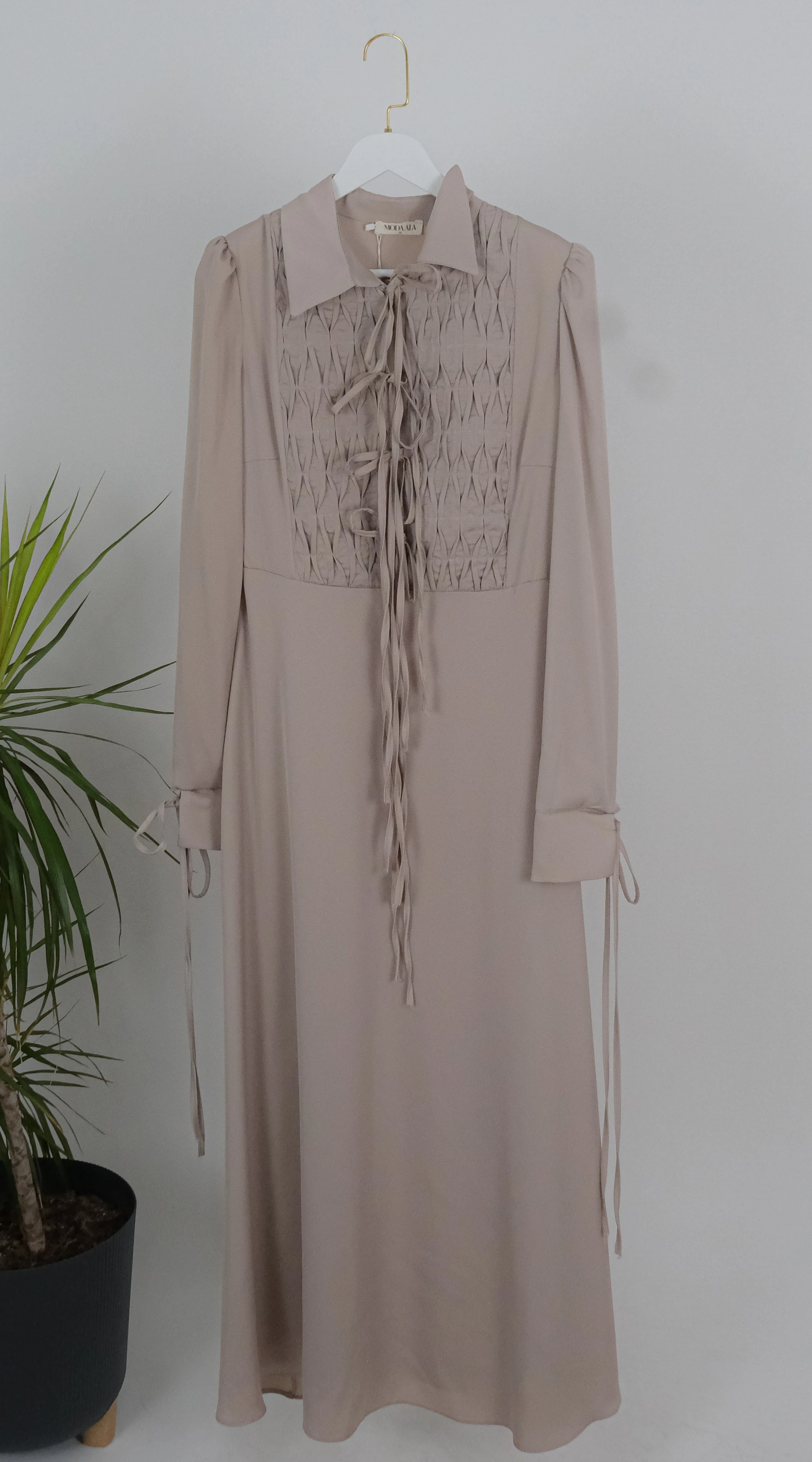 ŞERİTLİ ÖNÜ BAĞCIK DETAYLI UZUN ELBİSE - Bej