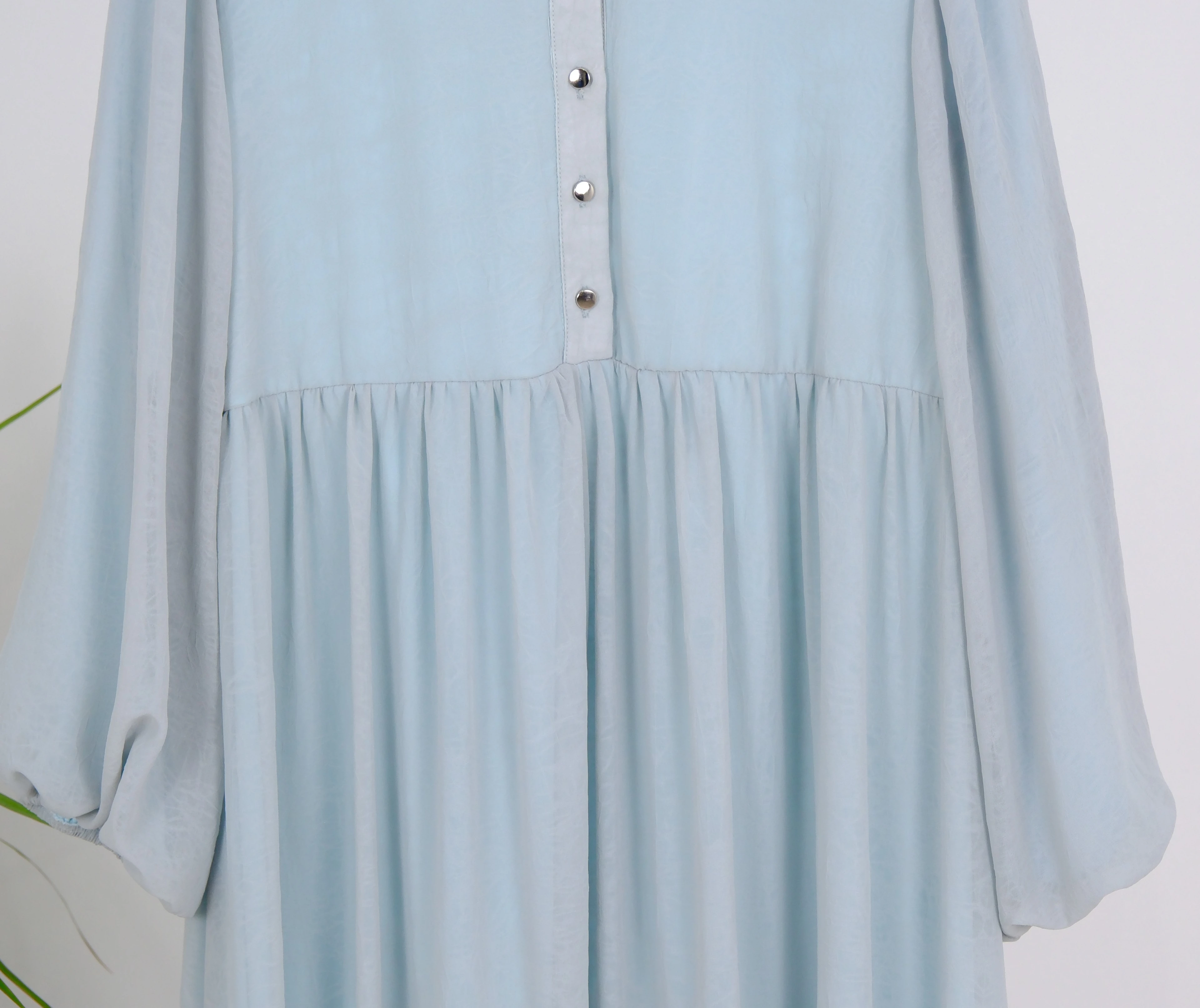 AÇIK MAVİ DÜĞME DETAYLI ŞİFON  ELBİSE