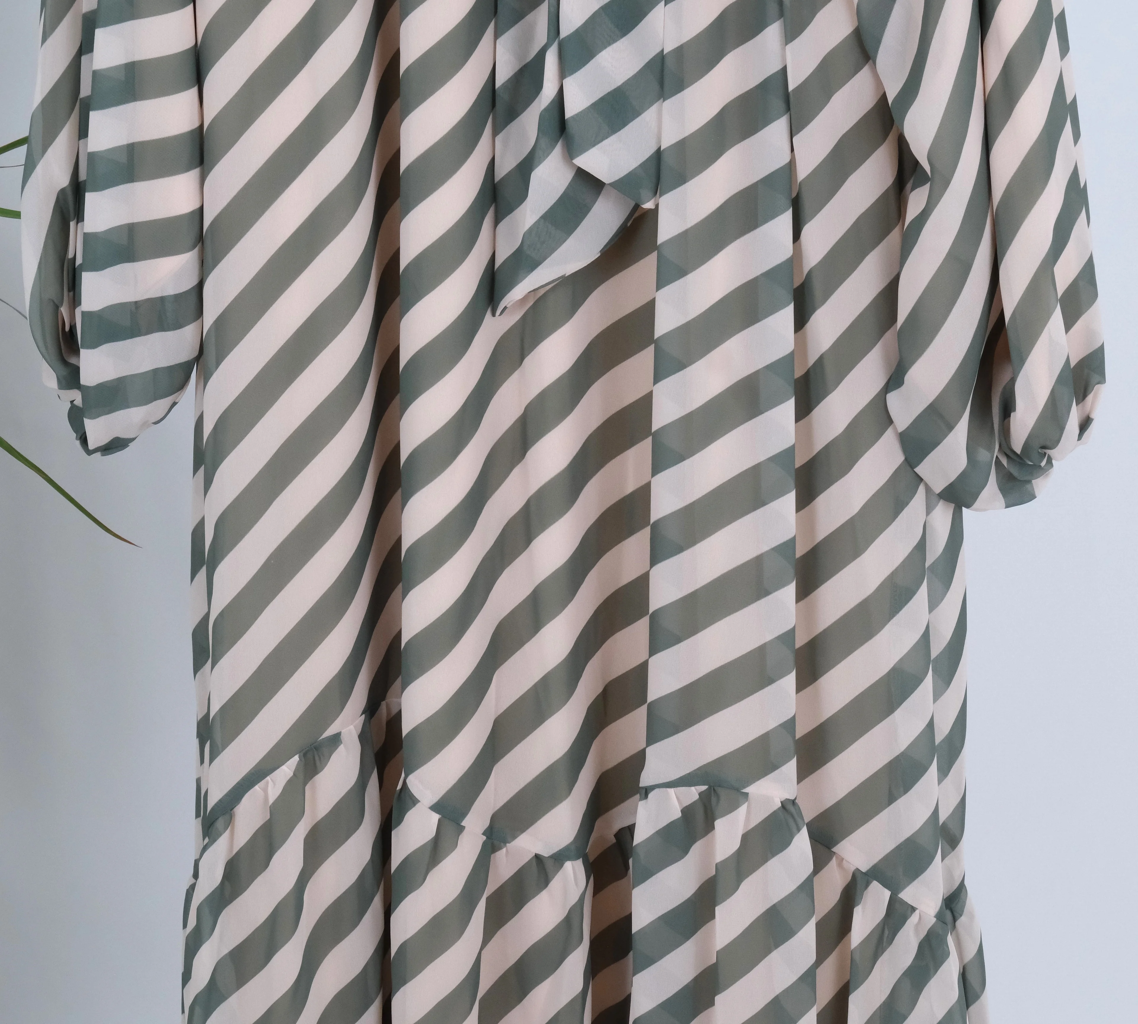 ÇİZGİLİ FULAR DETAYLI ŞİFON ELBİSE