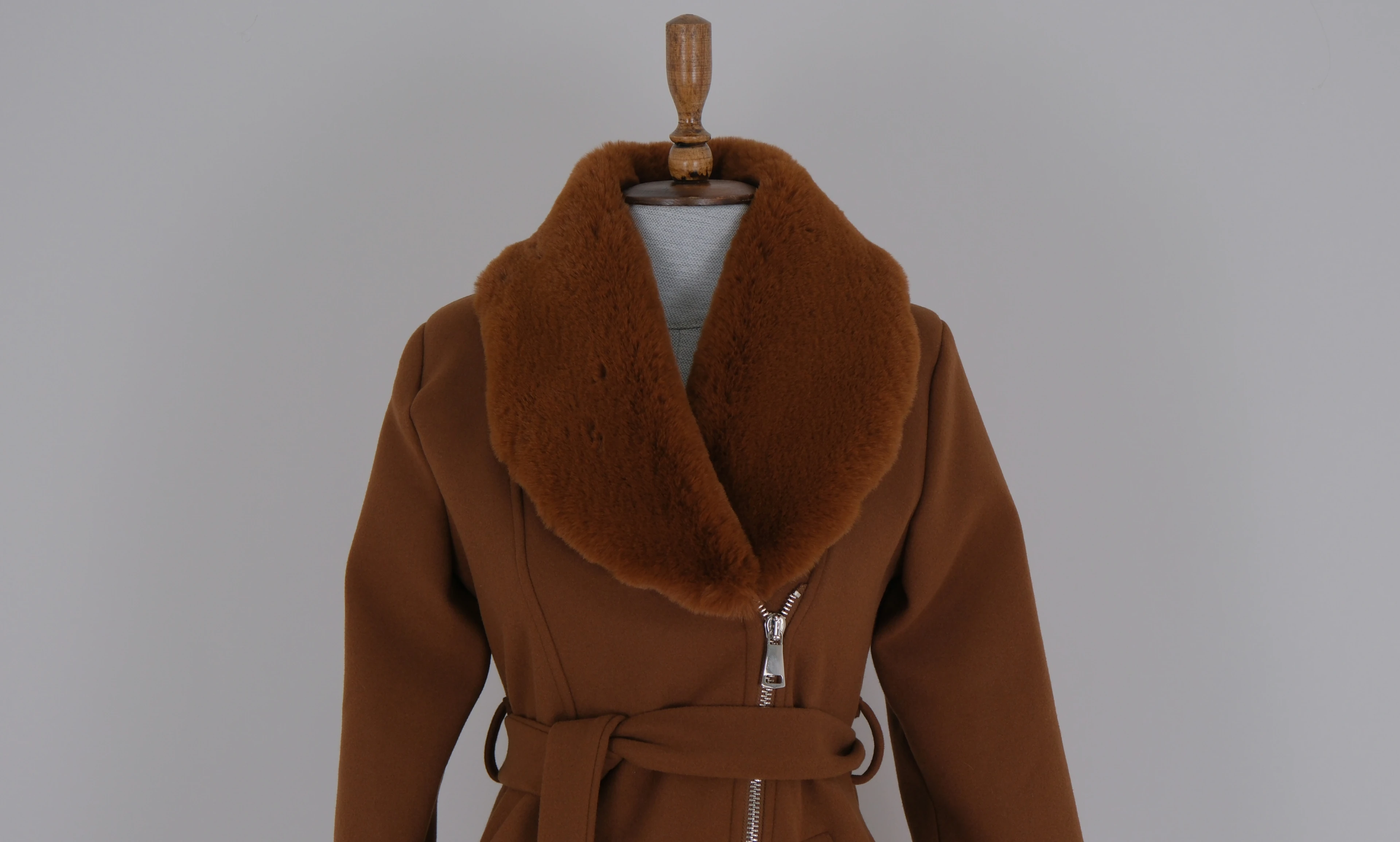 KÜRK DETAYLI KAŞE KABAN 