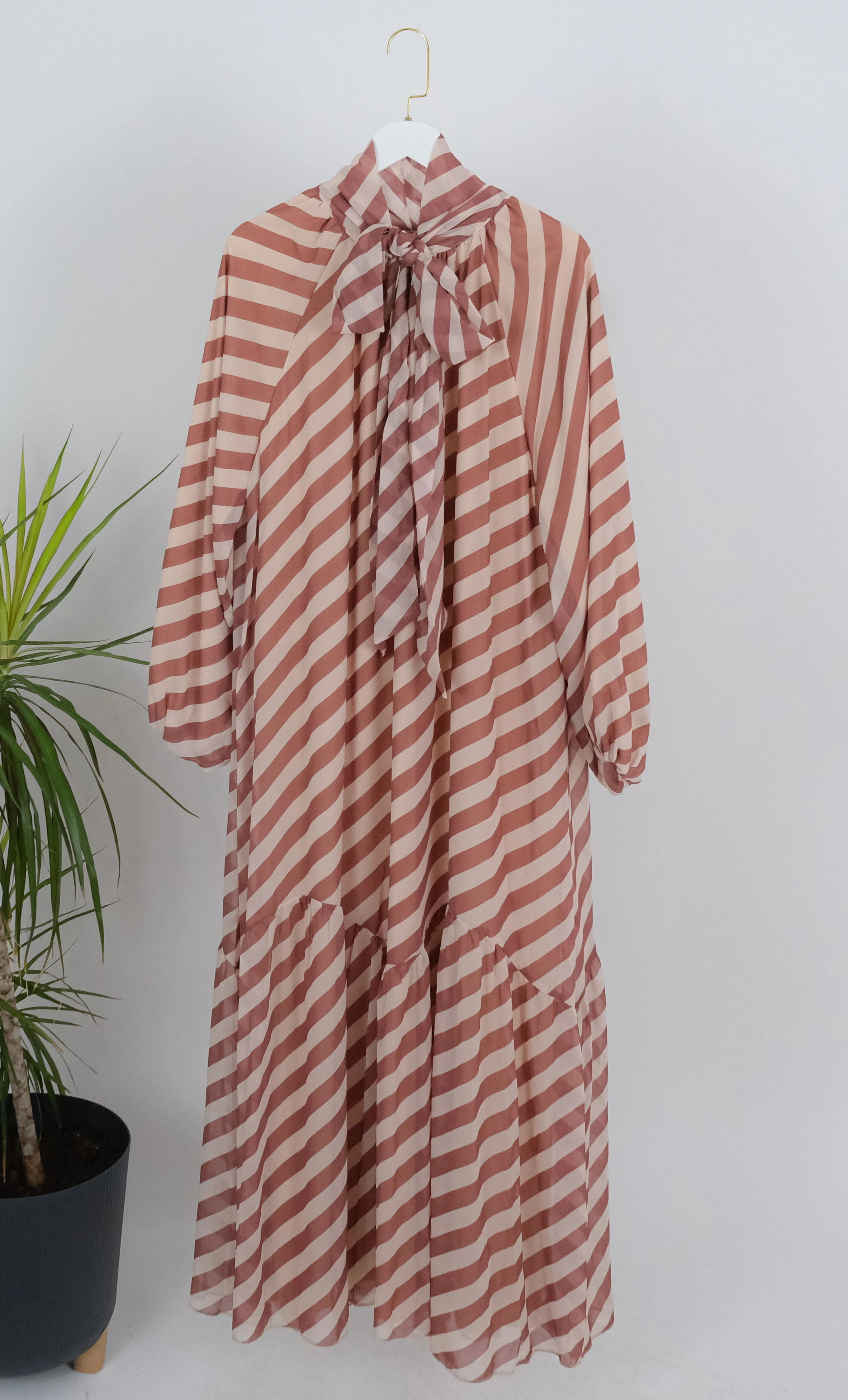 ÇİZGİLİ FULAR DETAYLI ŞİFON ELBİSE - Toz Pembe