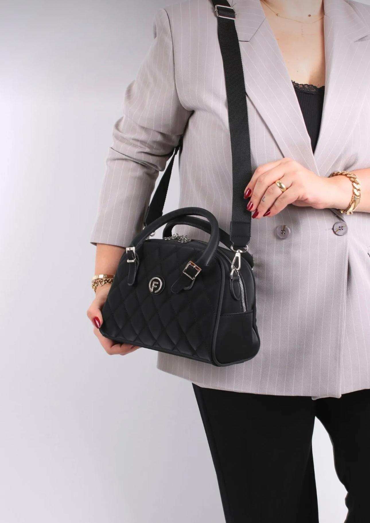 Kapitone Baskılı Yazılı Askı Detaylı Bayan El ve Çapraz Çanta