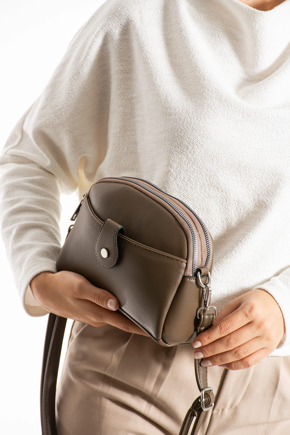 Bayan Mıknatıs Detaylı 3 Bölmeli Bayan Çapraz Çanta - Koyu Vizon