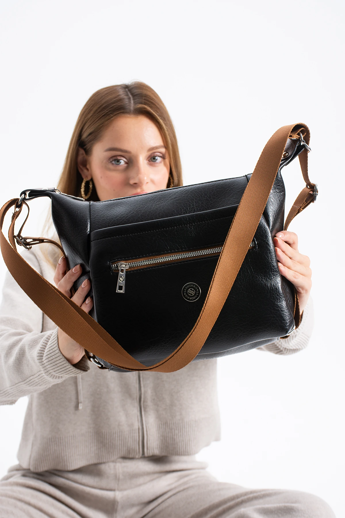 6 Gözlü Yumuşak Deri Astarlı Ayarlanabilir Uzun Askılı Bayan Çapraz Ve Sırt Çantası  - Siyaha Taba